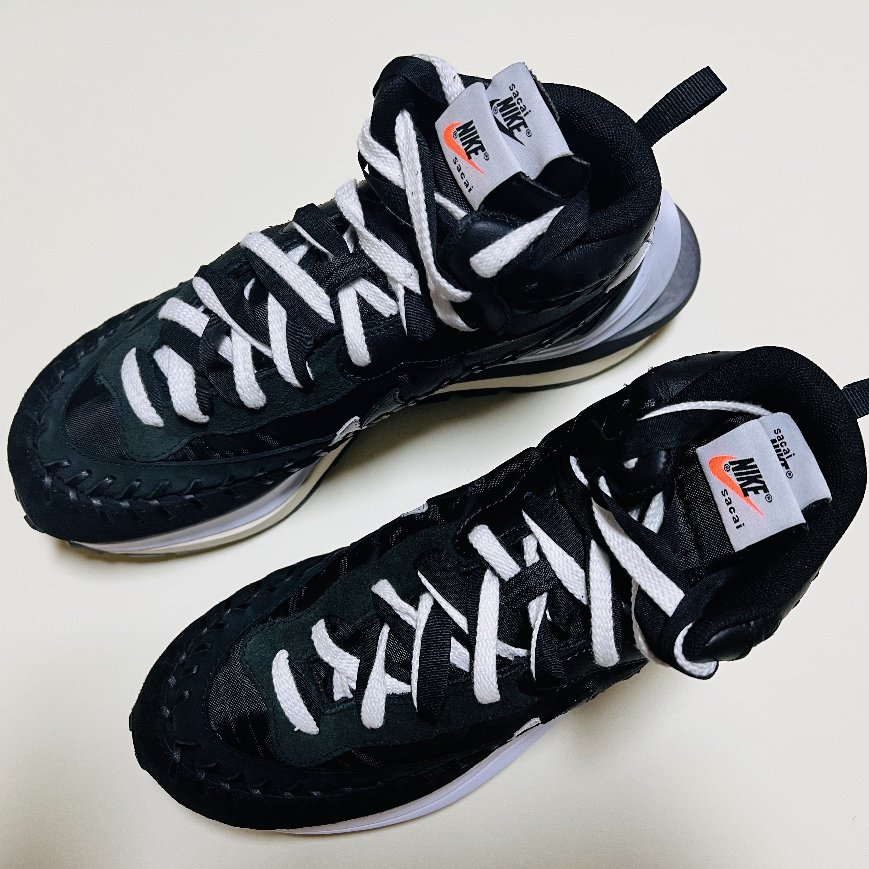 Nike x Sacai x Jean Paul Gaultier VaporWaffle Black White 착용 스타일 - 1