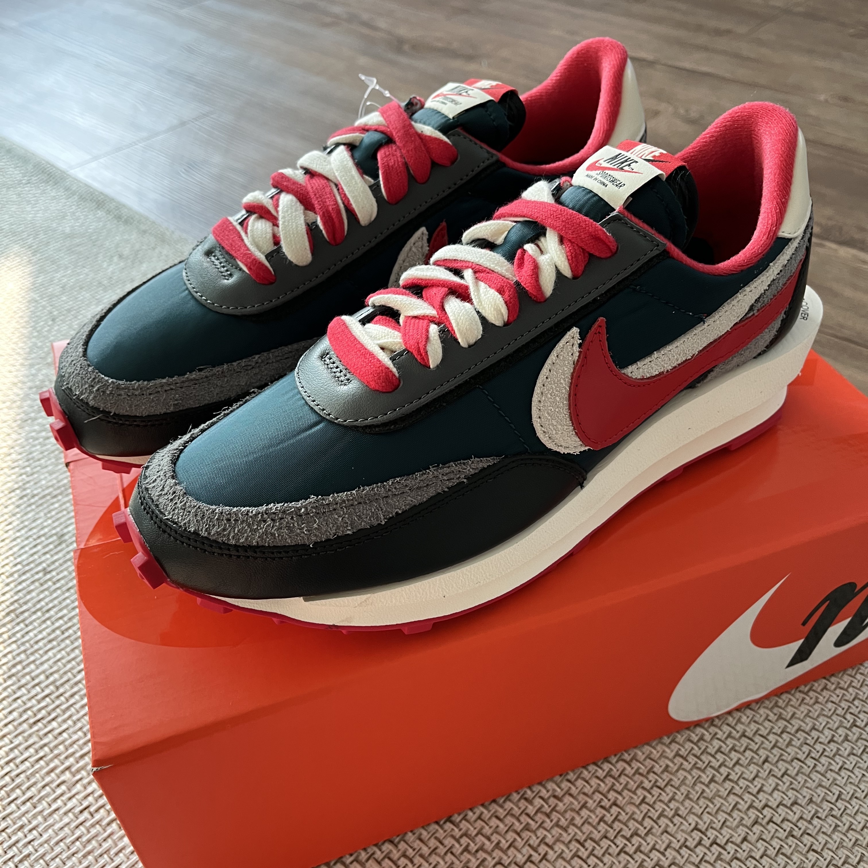 Nike x Sacai x Undercover LDWaffle Midnight Spruce University Red 착용 스타일 - 1