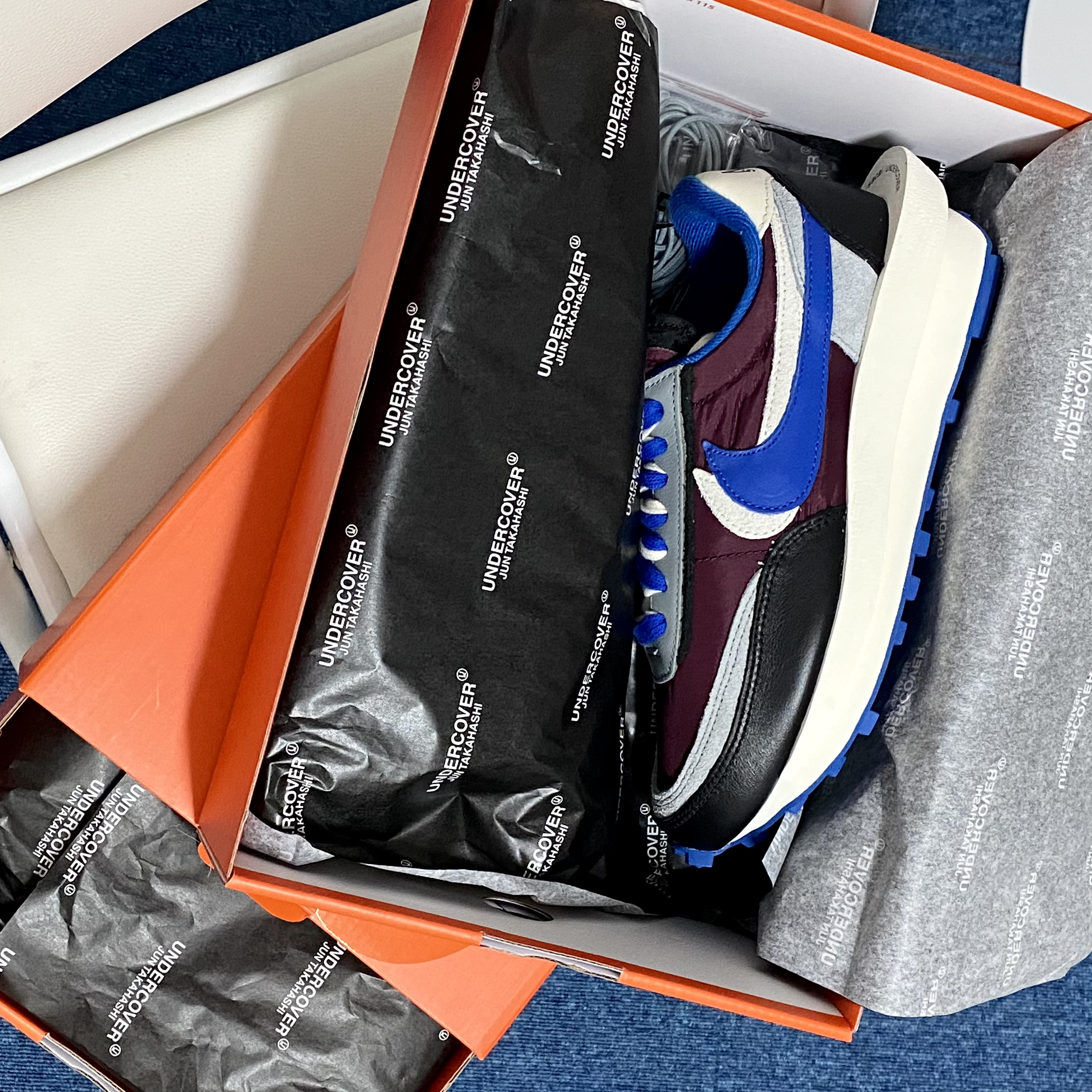 Nike x Sacai x Undercover LDWaffle Night Maroon Team Royal 착용 스타일 - 2