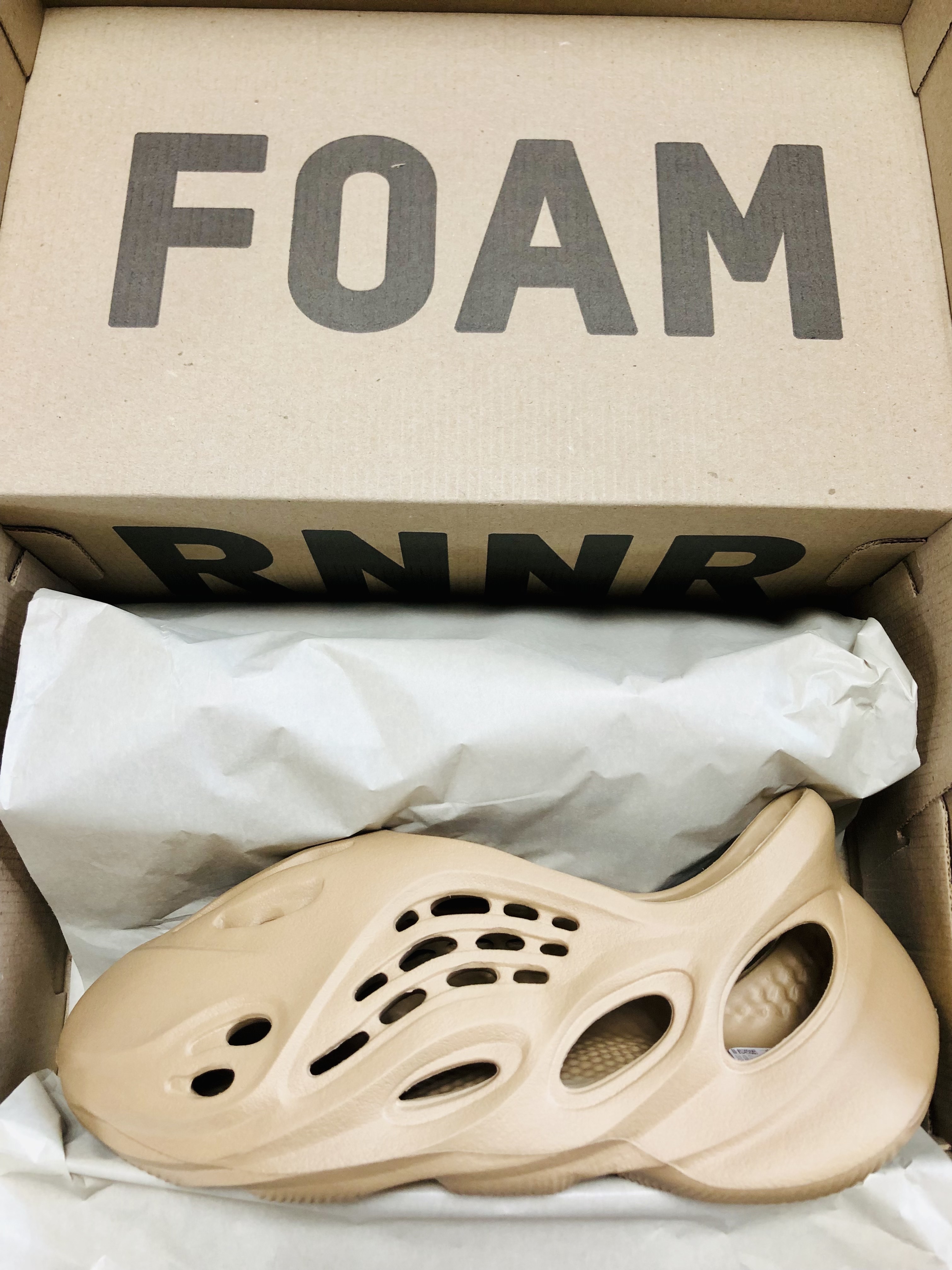 Adidas Yeezy Foam RNNR Ochre 착용 스타일