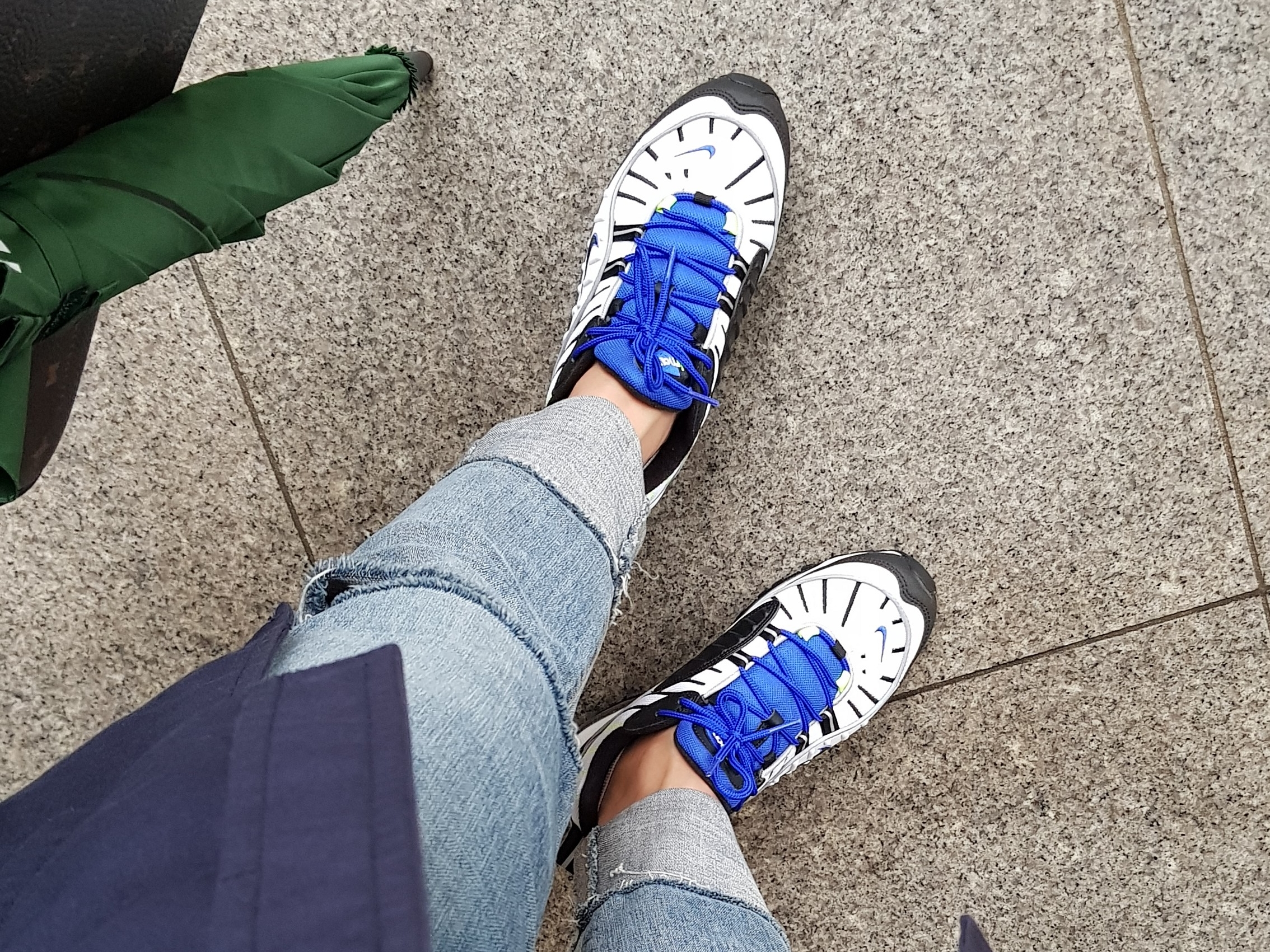 Nike Air Max 98 White Black Racer Blue 착용 스타일 - 5