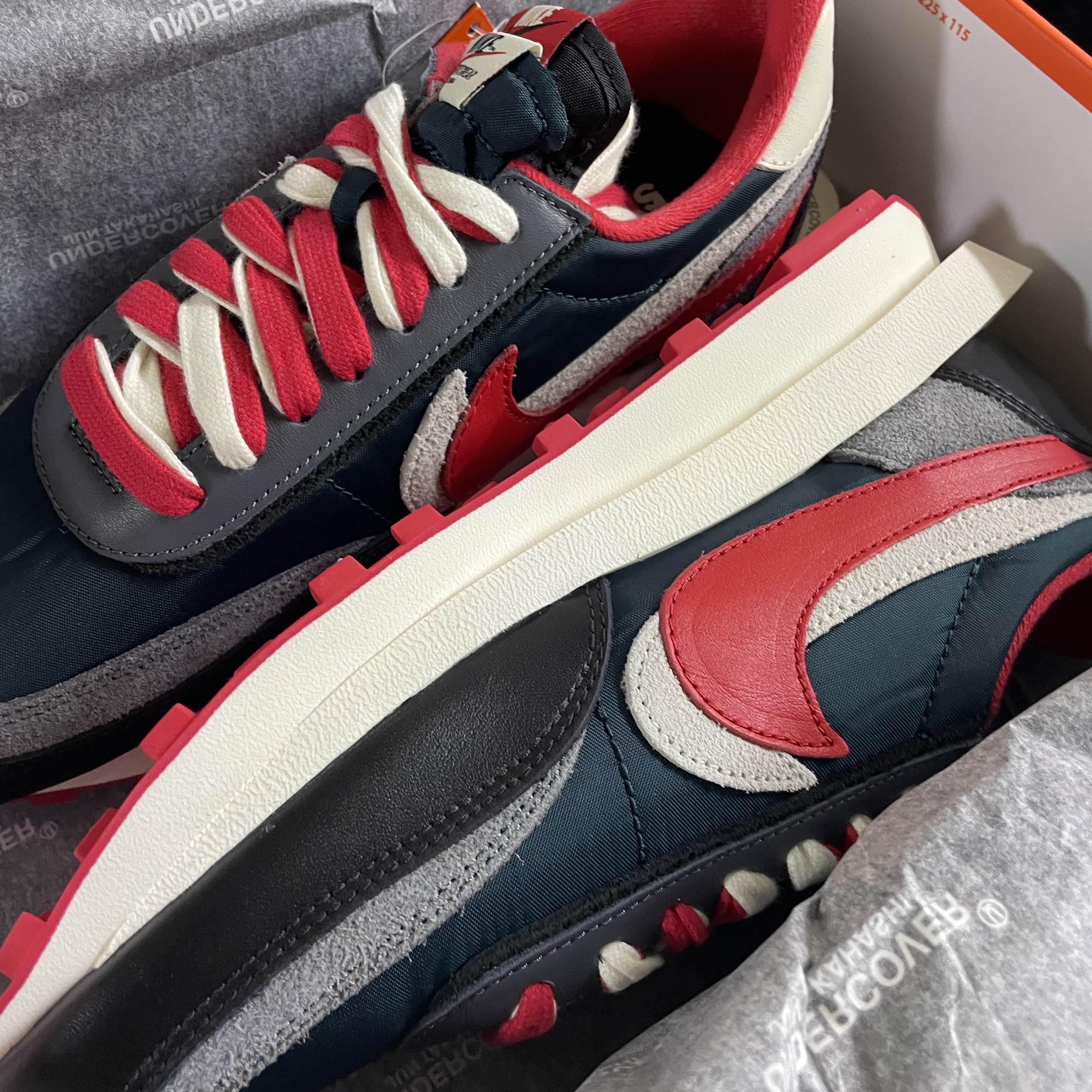 Nike x Sacai x Undercover LDWaffle Midnight Spruce University Red 착용 스타일 - 1
