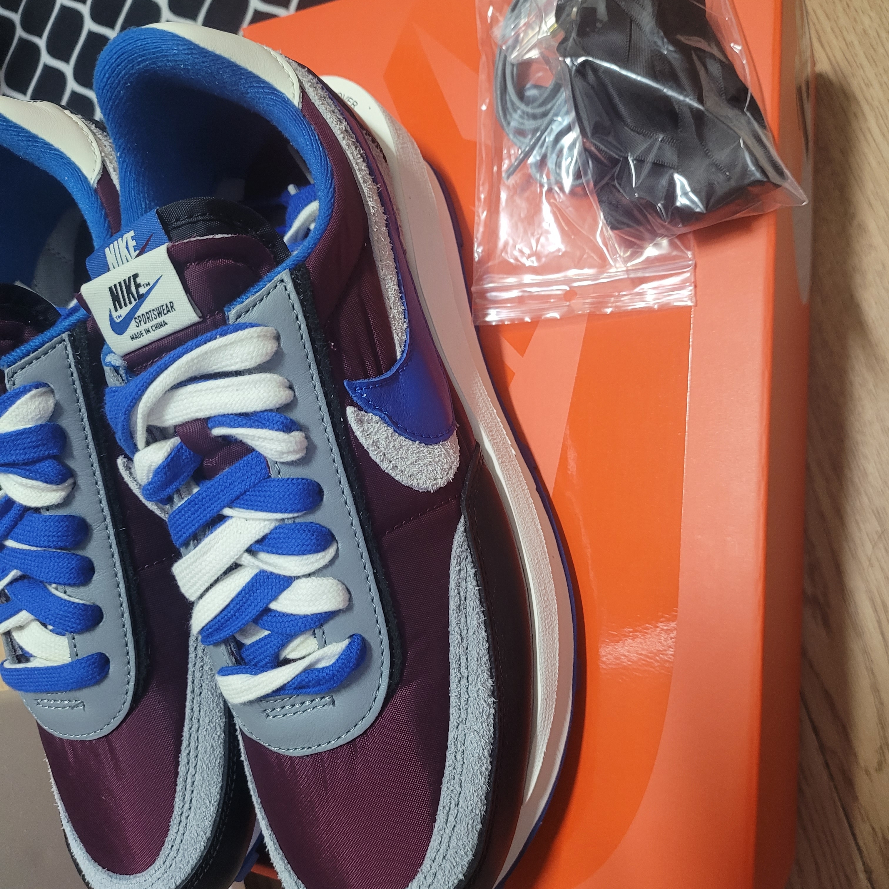Nike x Sacai x Undercover LDWaffle Night Maroon Team Royal 착용 스타일 - 2