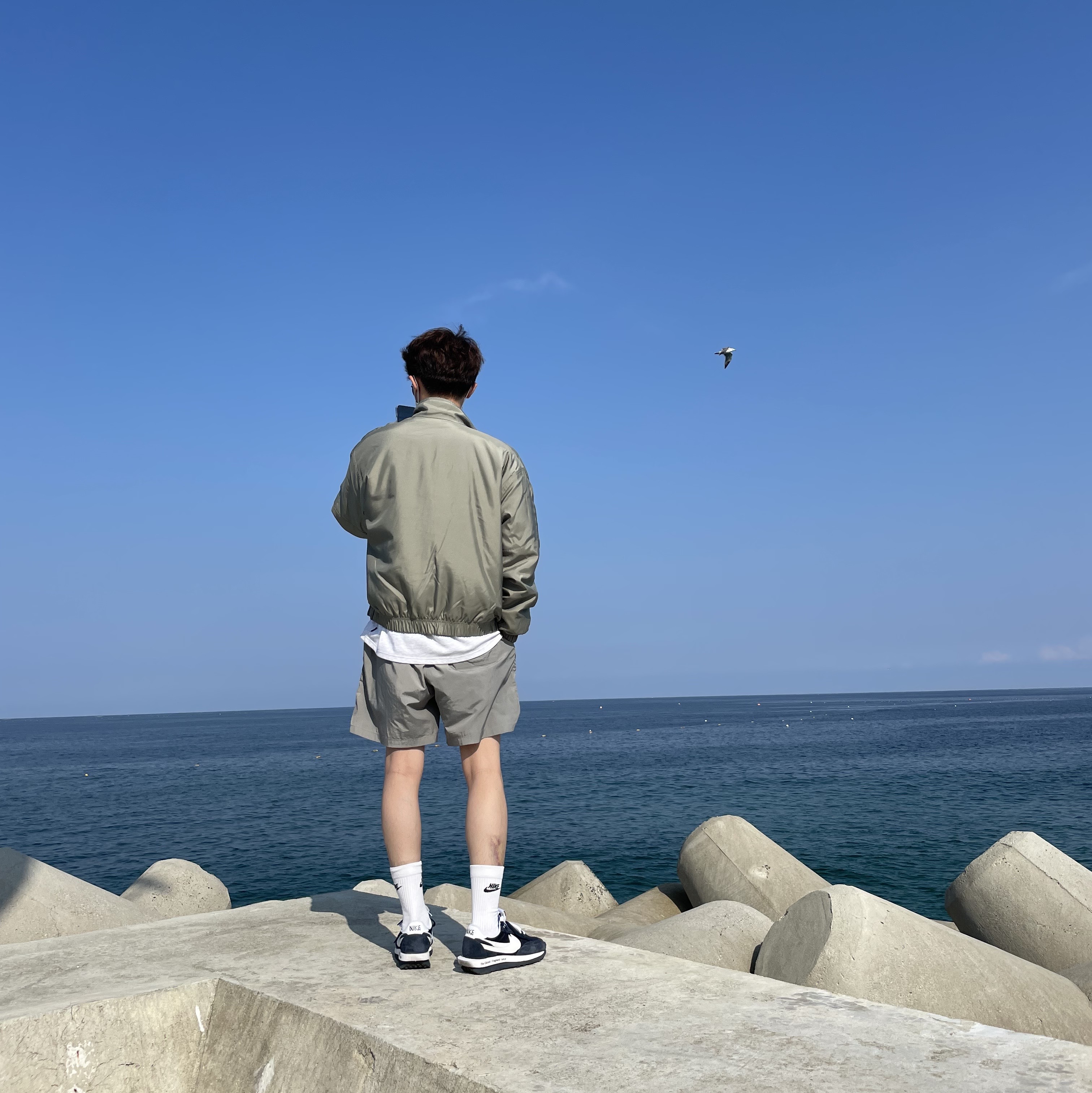 Nike NRG Solo Swoosh Satin Bomber Jacket Light Army - Asia, Nike x Sacai x Fragment LDWaffle Blackened Blue 착용 스타일 - 1