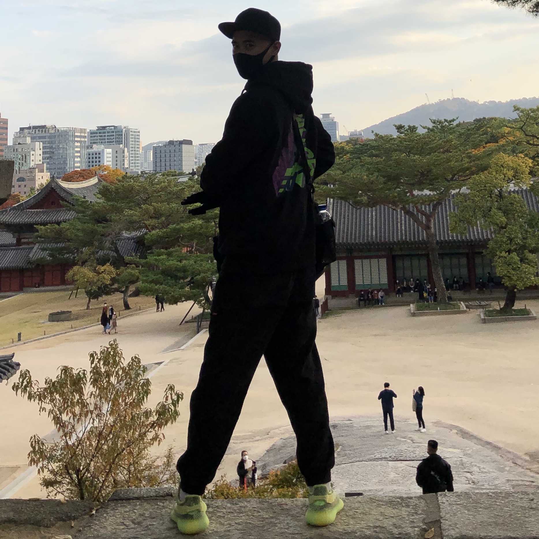 Adidas Yeezy Boost 350 V2 Yeezreel - Non-Reflective, Palace P-3D Hood Black - 21FW 착용 스타일
