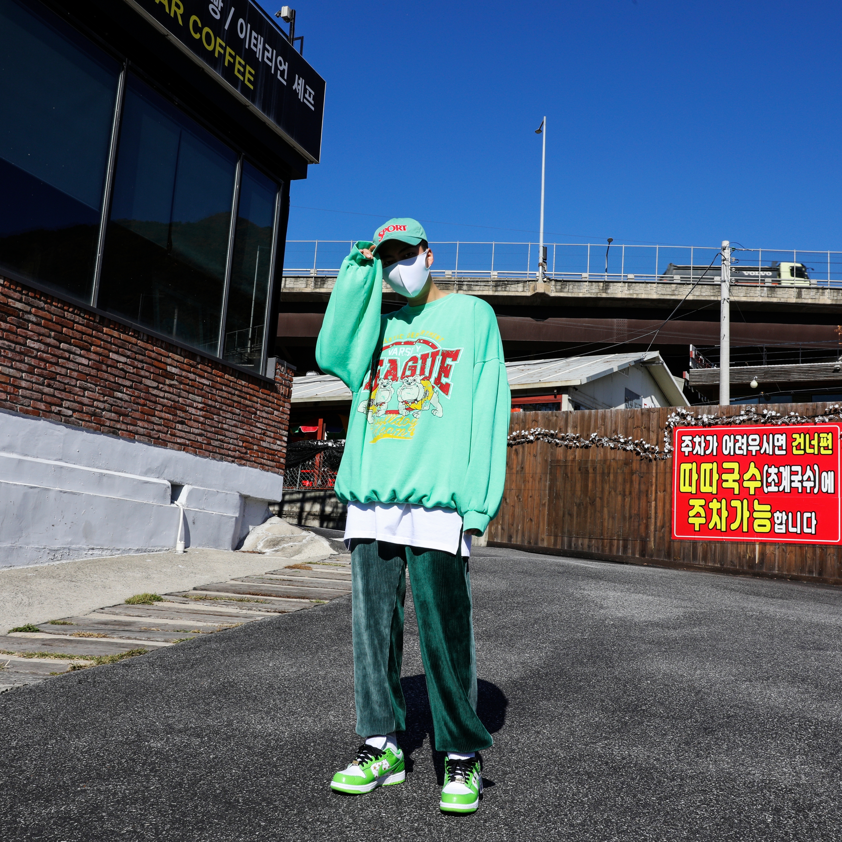 Nike x Supreme SB Dunk Low Mean Green 착용 스타일 - 1