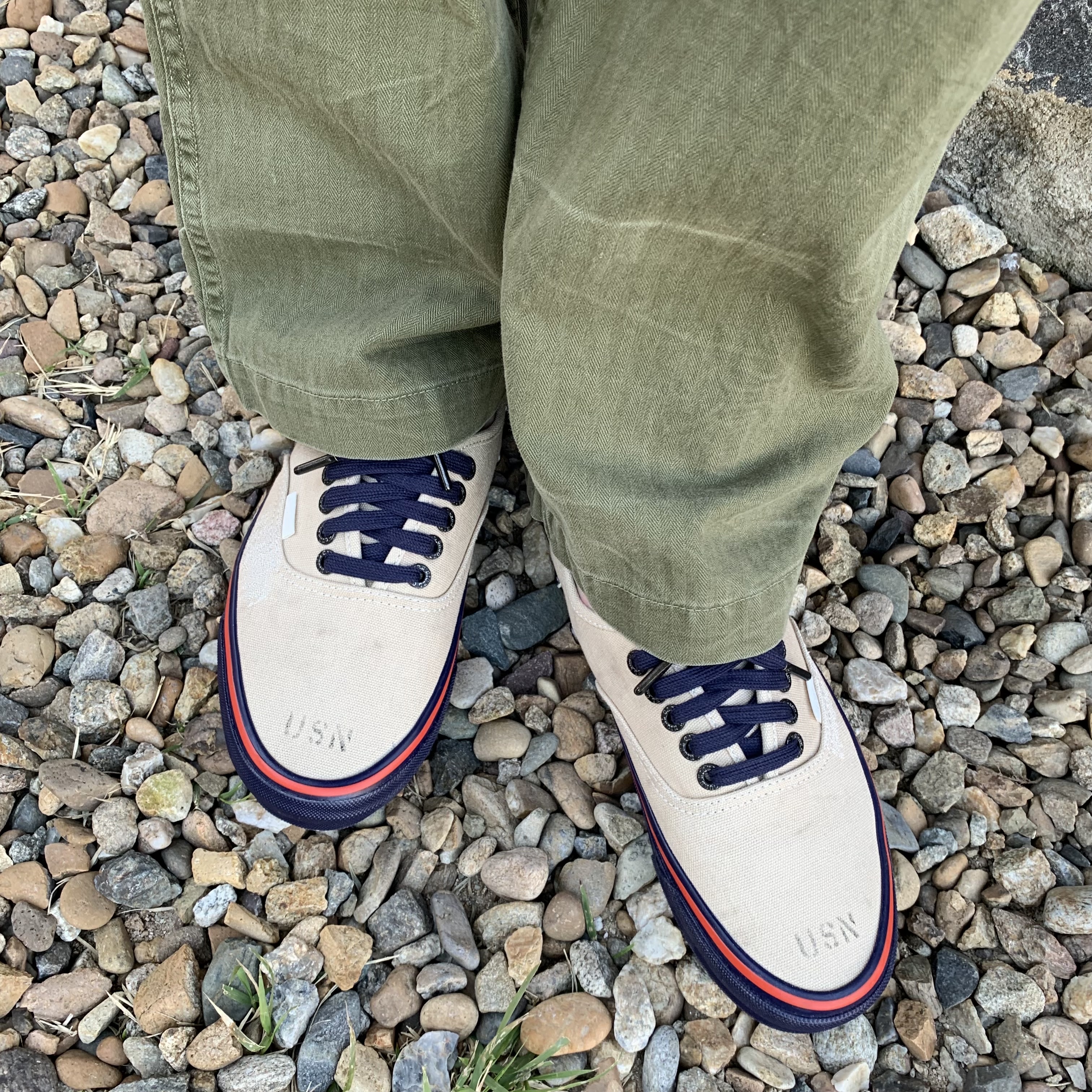 Vans Vault x Nigel Cabourn OG Authentic LX Worn White Navy 착용 스타일 - 3