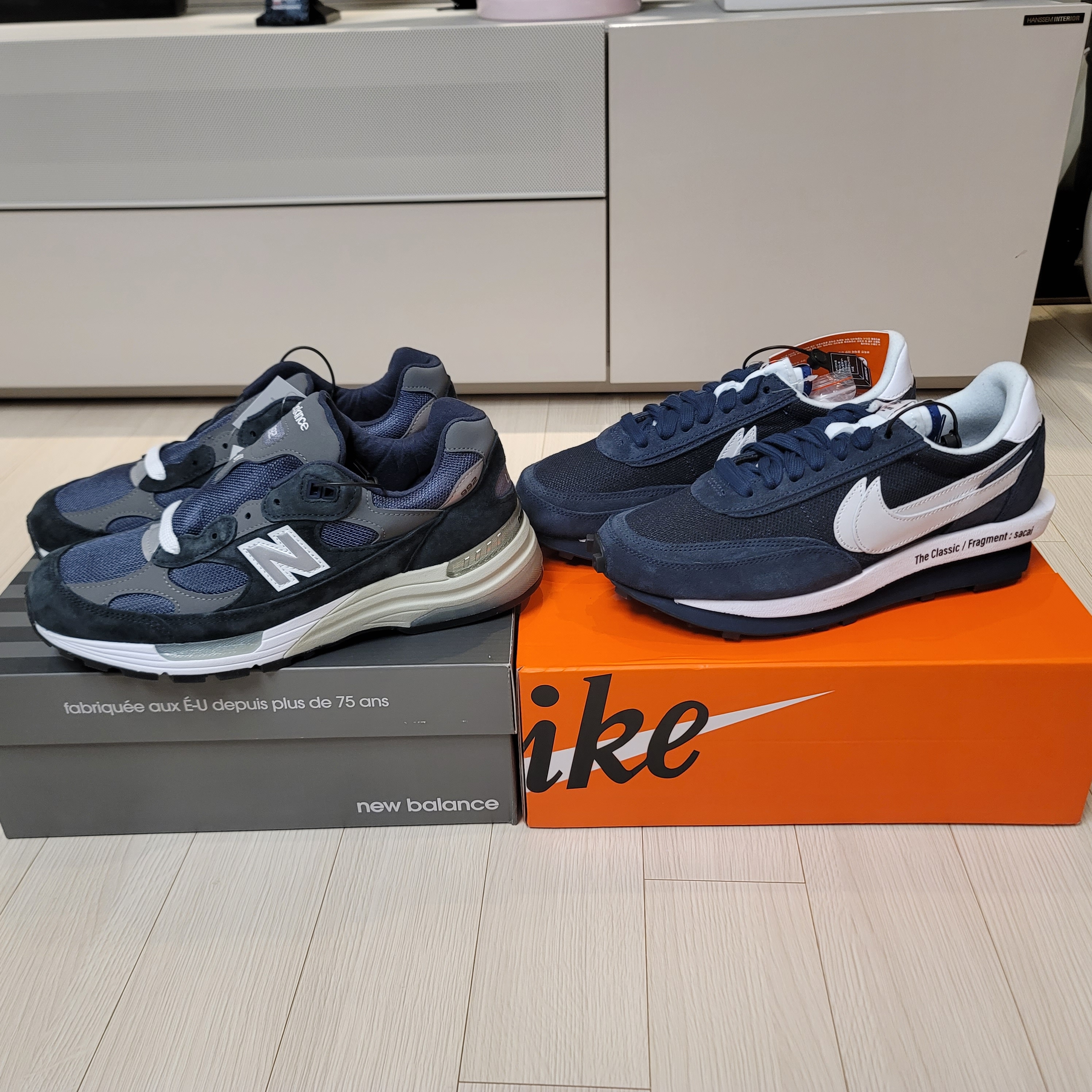 Nike x Sacai x Fragment LDWaffle Blackened Blue, New Balance 992 Made in USA Navy 착용 스타일