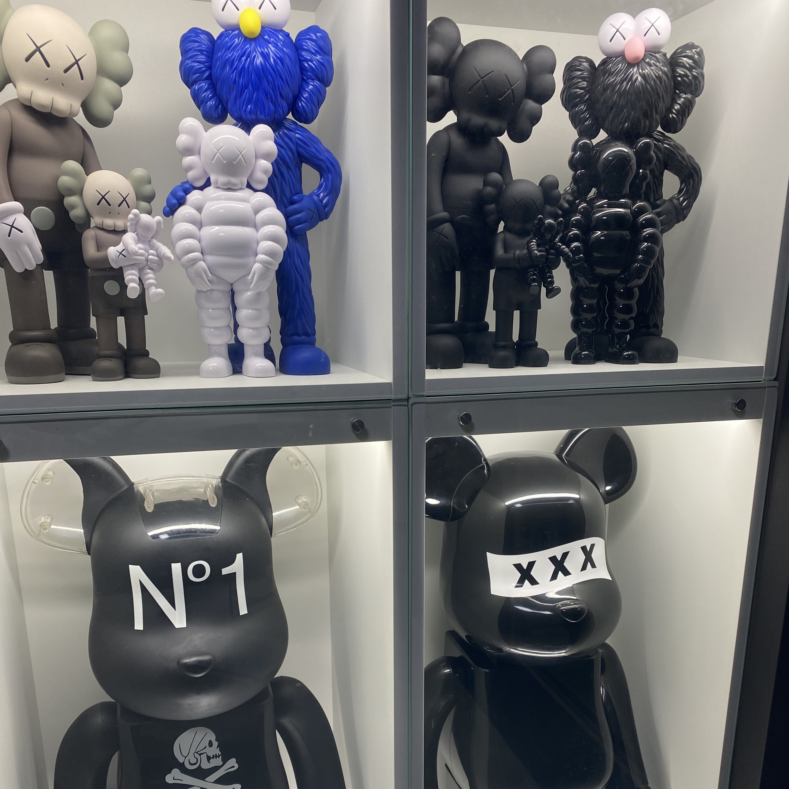Kaws Family Vinyl Figure Brown Blue White, Kaws Family Vinyl Figure Black 착용 스타일
