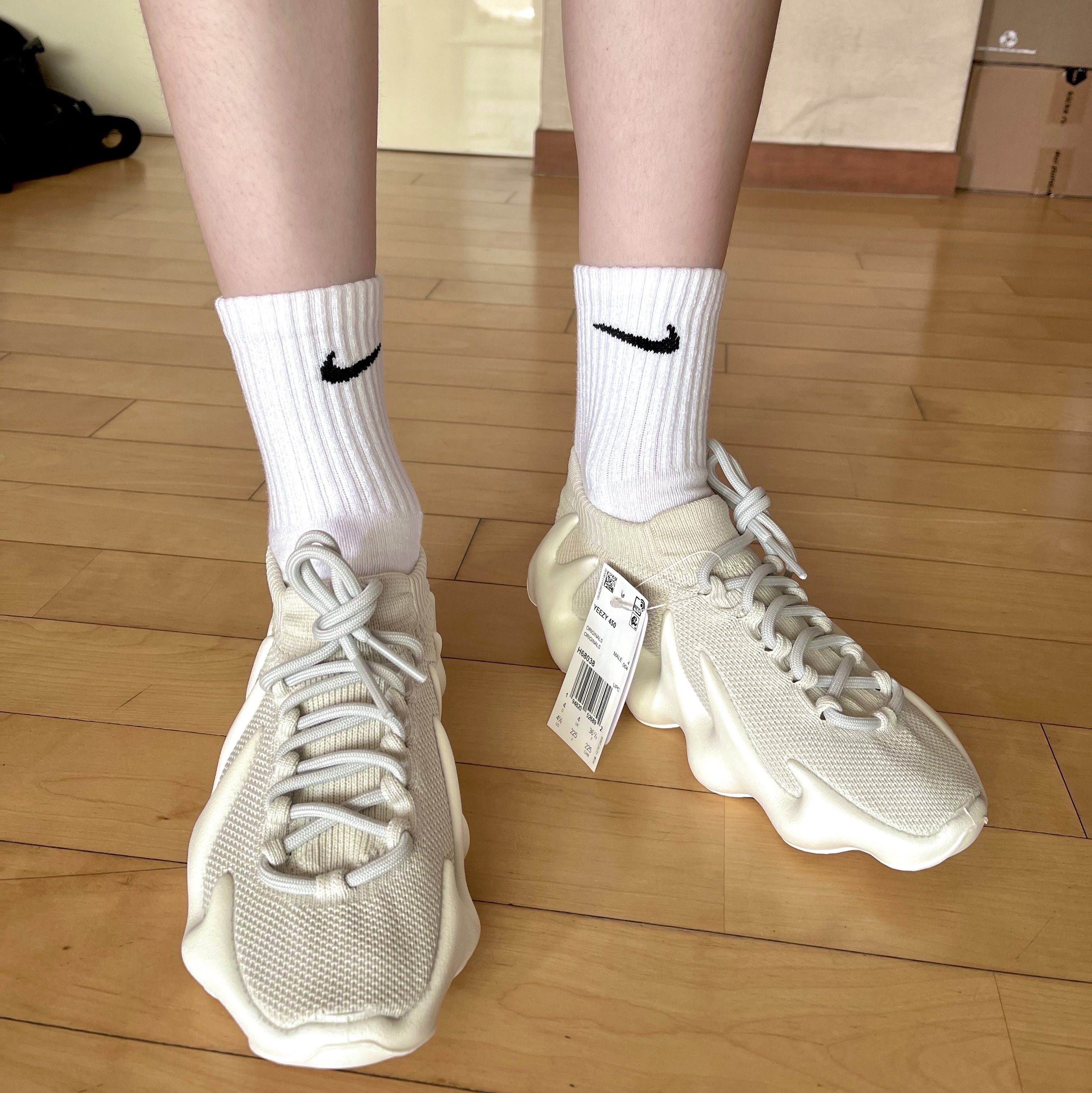Adidas Yeezy 450 Cloud White 착용 스타일