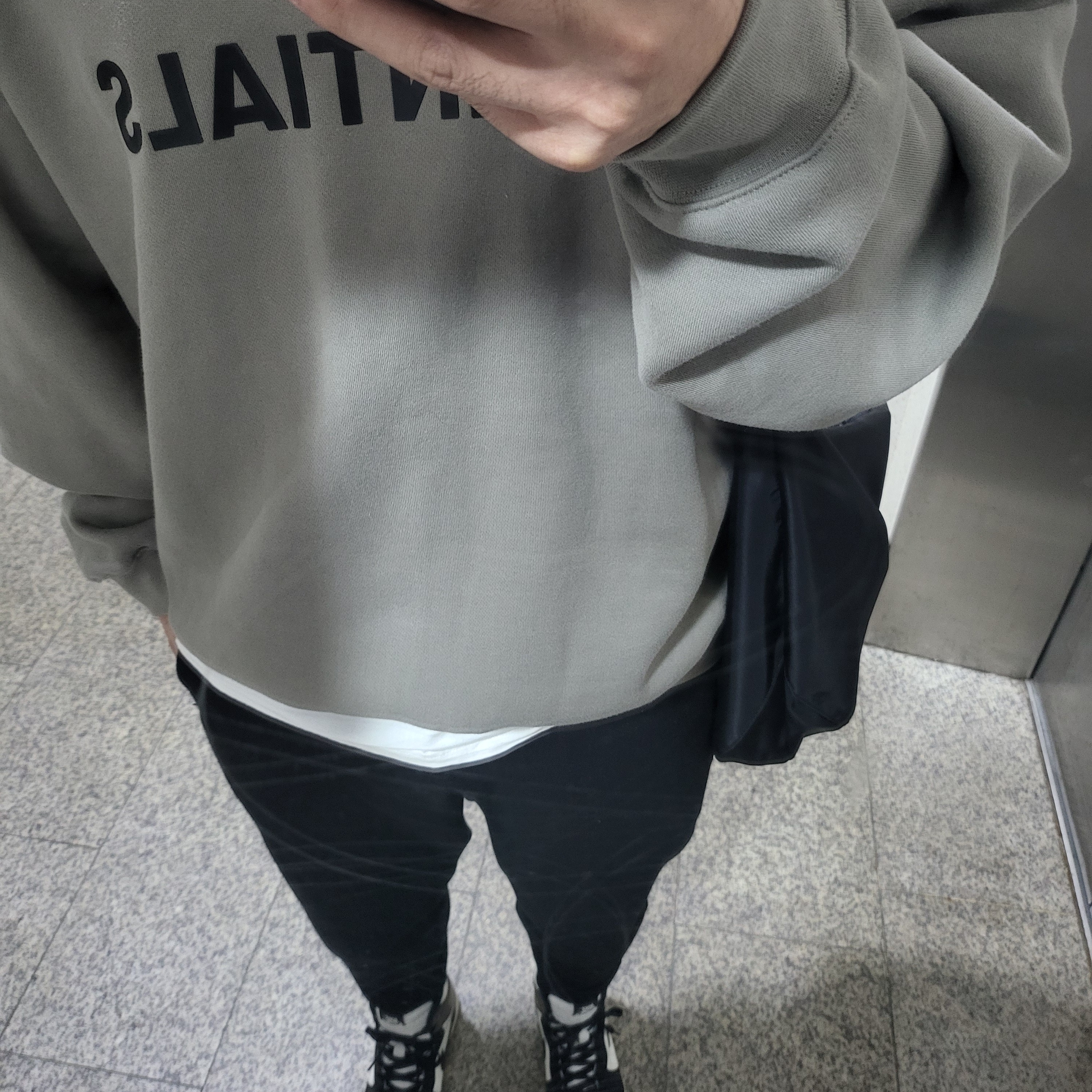 Essentials 3D Silicon Applique Crewneck Gray Flannel/Charcoal - 20SS, Jordan 1 Retro High OG Black Mocha 착용 스타일