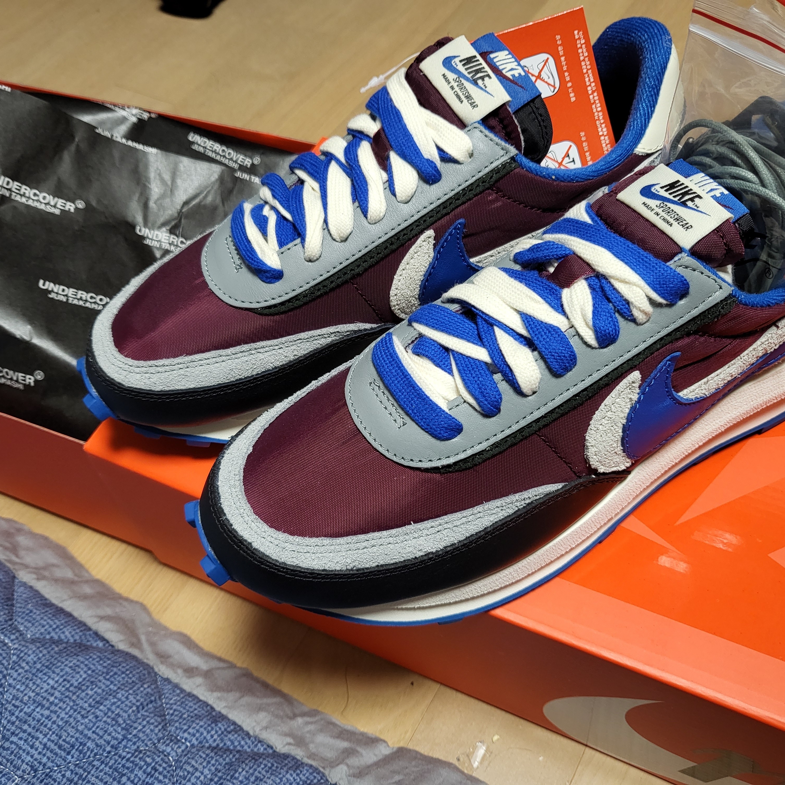 Nike x Sacai x Undercover LDWaffle Night Maroon Team Royal 착용 스타일