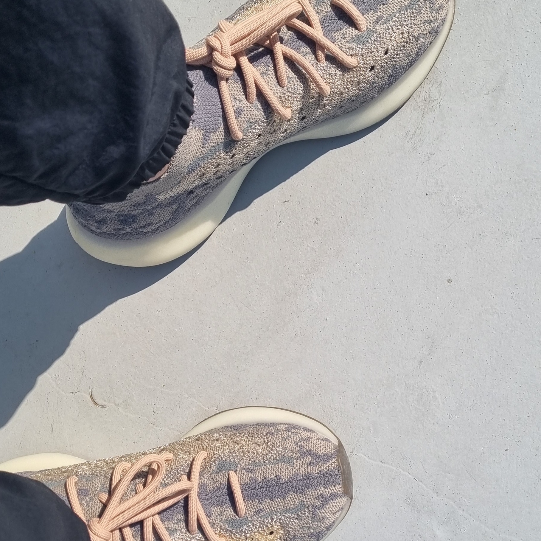 Adidas Yeezy Boost 380 Mist - Non-Reflective 착용 스타일