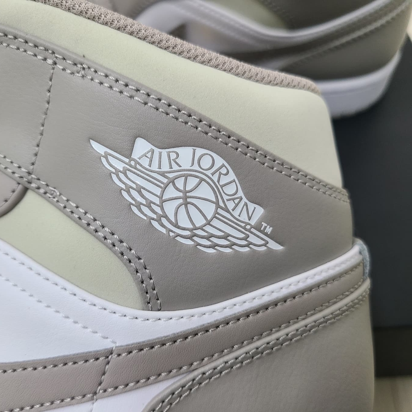 Jordan 1 Mid College Grey 착용 스타일 - 3