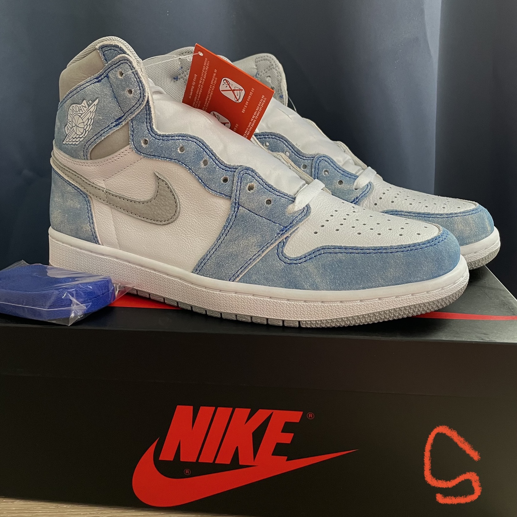 Jordan 1 Retro High OG Hyper Royal 착용 스타일