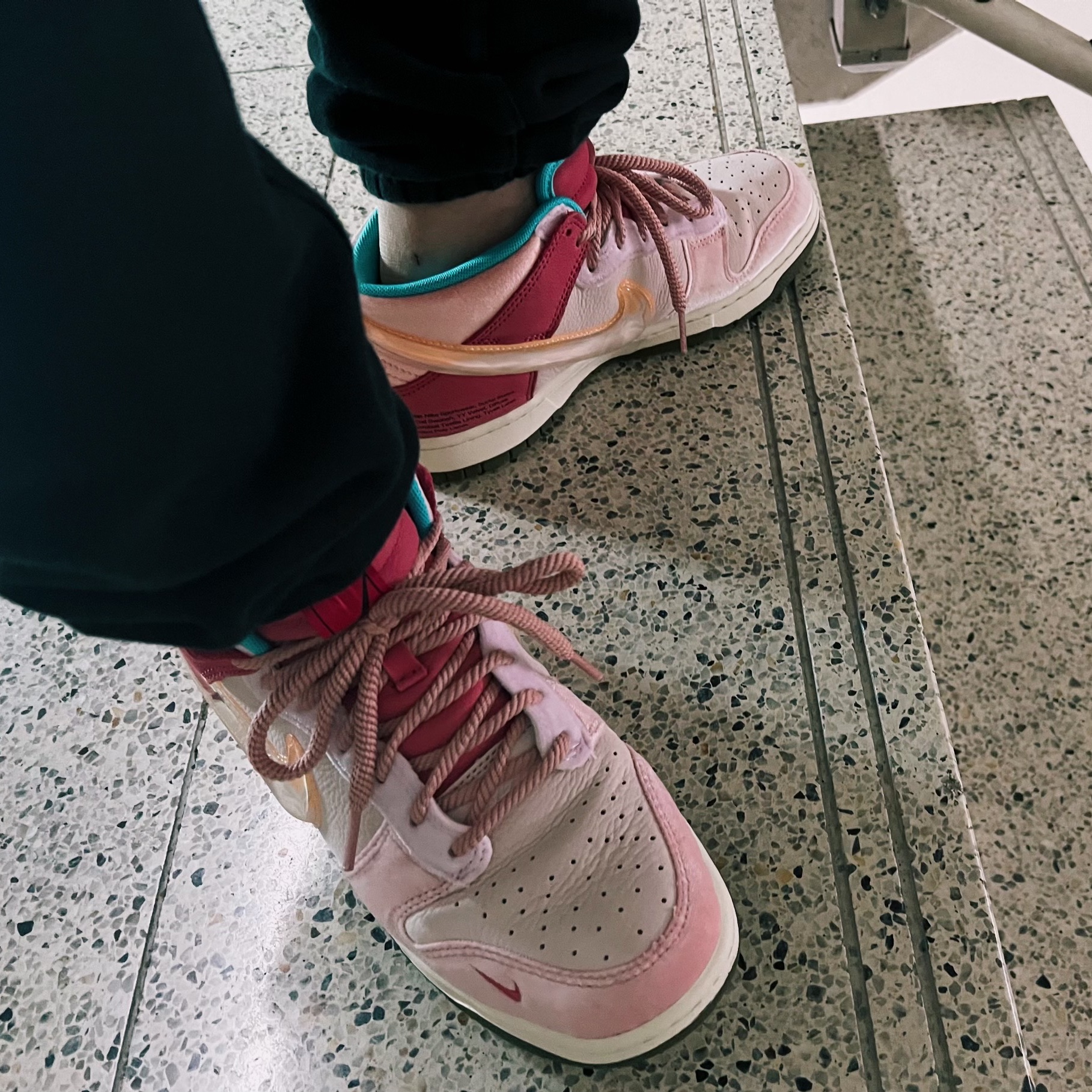 Nike x Social Status Dunk Mid Free Lunch Strawberry Milk 착용 스타일