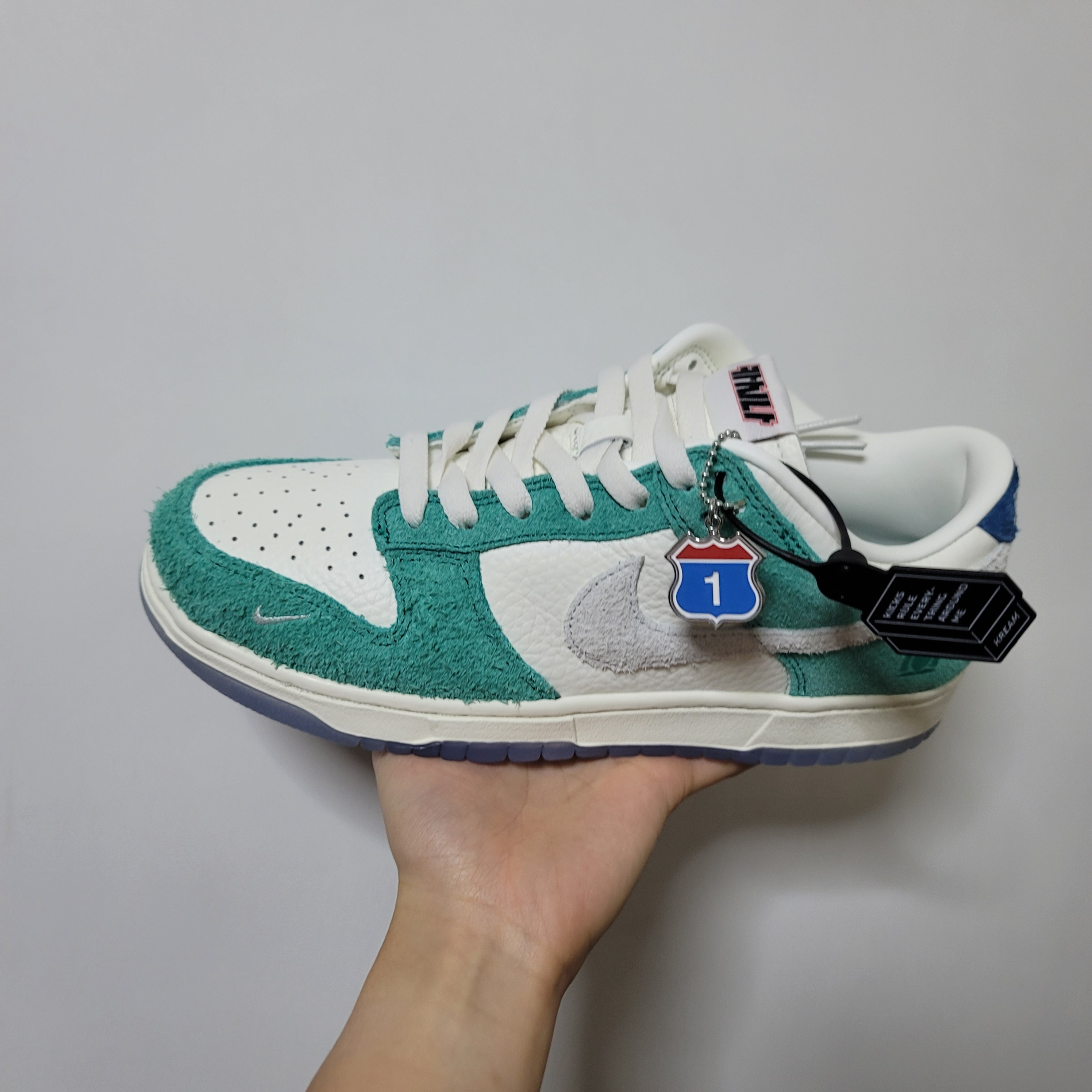 Nike x Travis Scott SB Dunk Low, Nike x Kasina Dunk Low Road Sign - Kasina Exclusive 착용 스타일 - 3