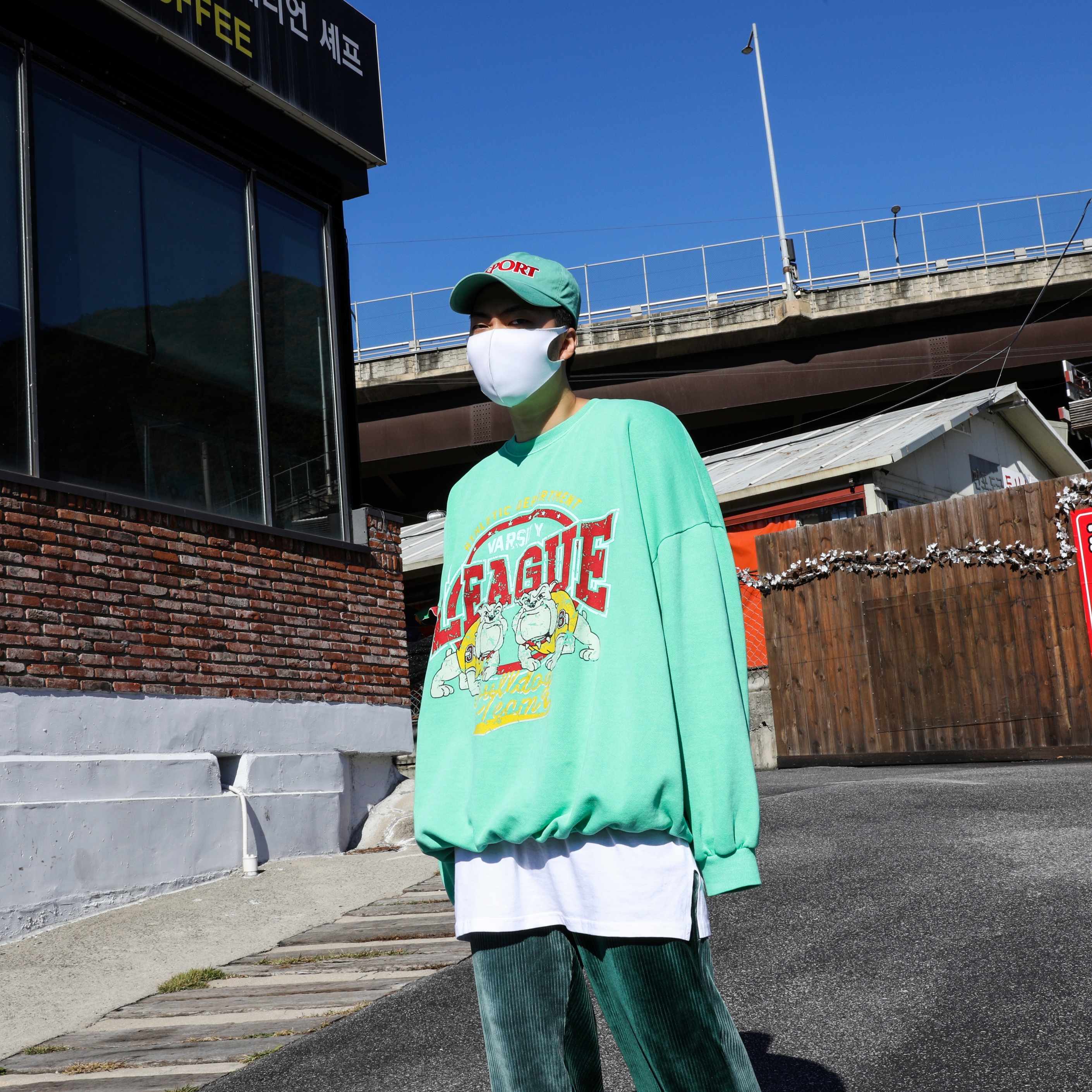 Nike x Supreme SB Dunk Low Mean Green 착용 스타일 - 2