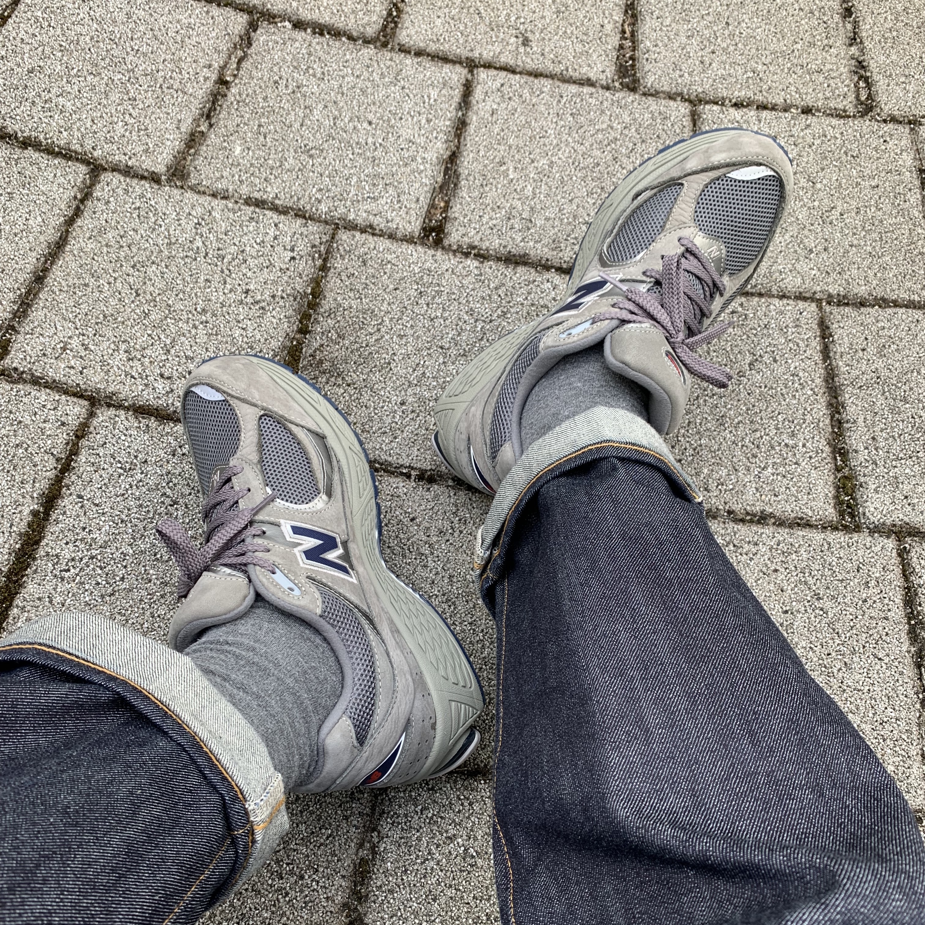 New Balance 2002R Gray, New Balance 2002R T2 Beige 착용 스타일 - 2