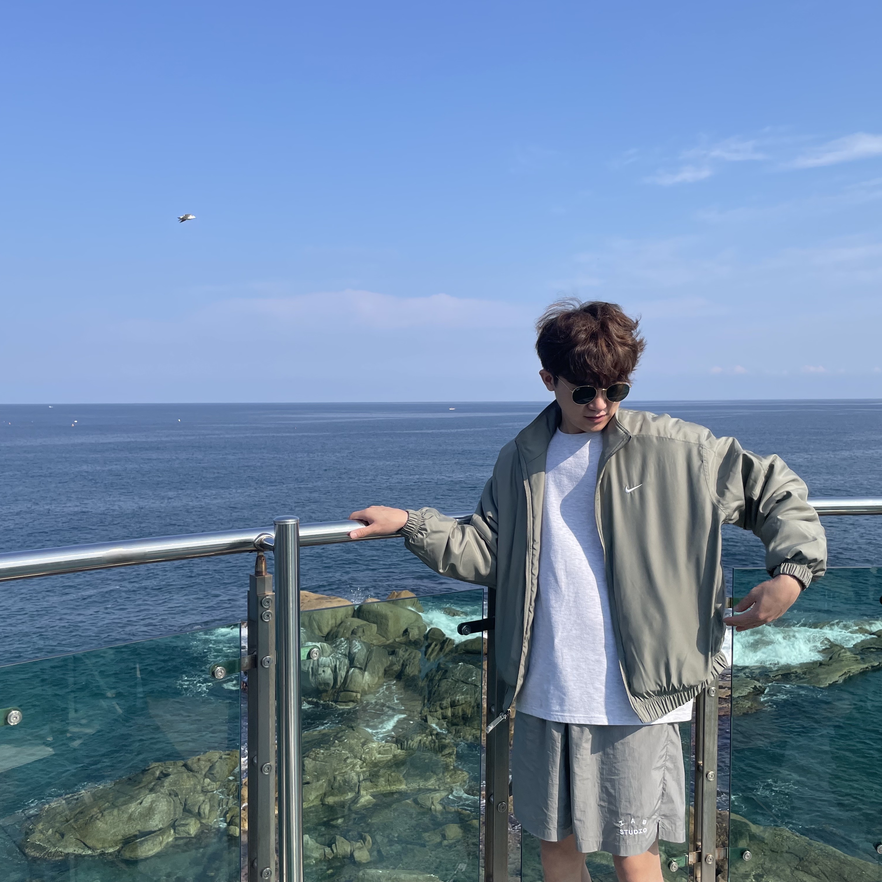 Nike NRG Solo Swoosh Satin Bomber Jacket Light Army - Asia, Nike x Sacai x Fragment LDWaffle Blackened Blue 착용 스타일 - 2