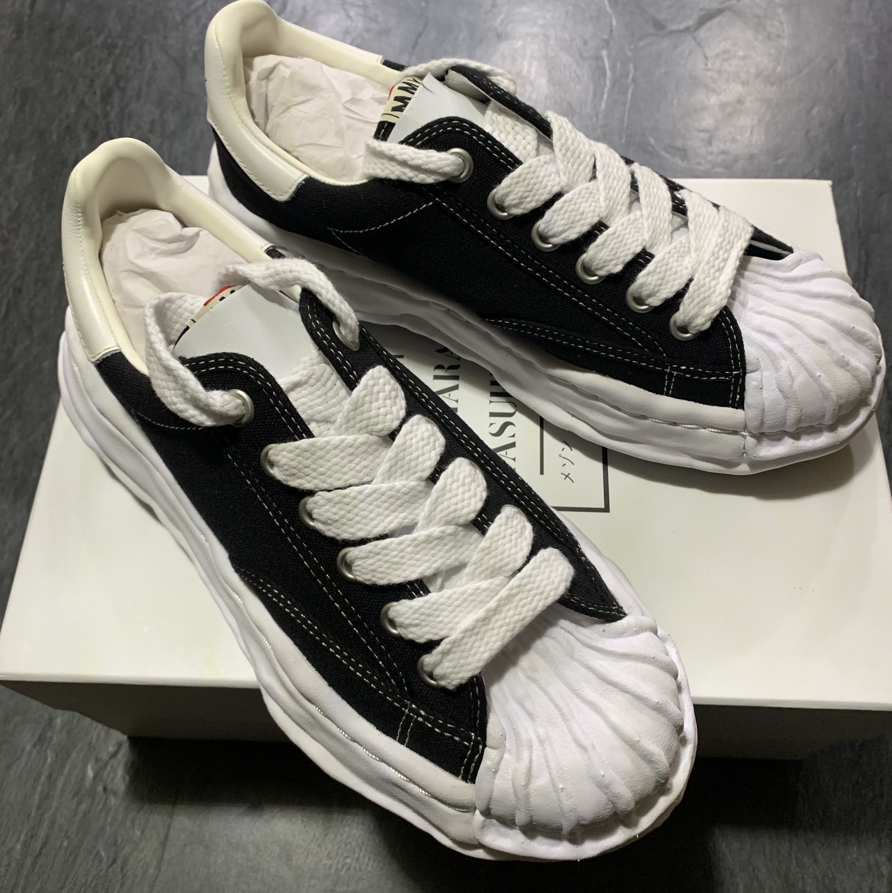 Maison Mihara Yasuhiro Blakey OG Sole Canvas Low-top Sneakers Black 착용 스타일 - 1