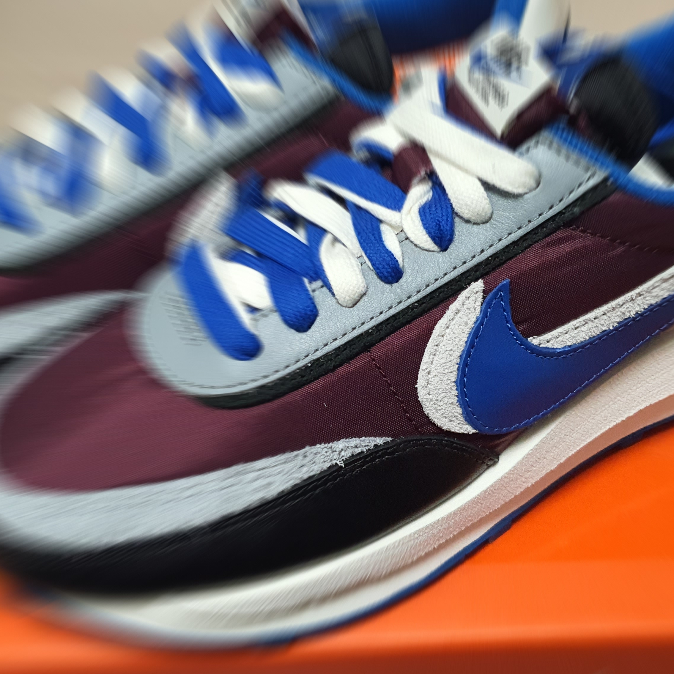 Nike x Sacai x Undercover LDWaffle Night Maroon Team Royal 착용 스타일 - 2