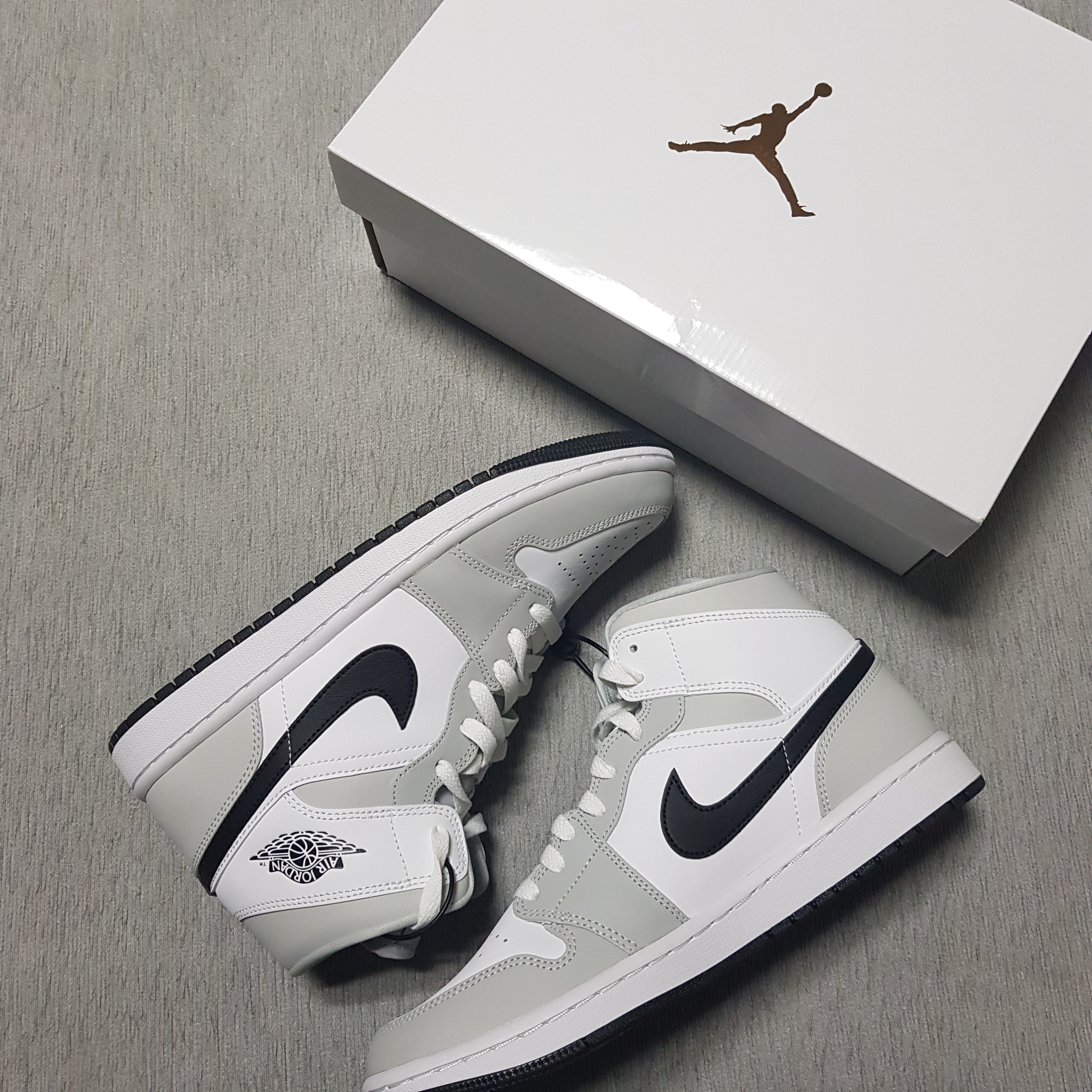 (W) Jordan 1 Mid Grey Fog 착용 스타일 - 1