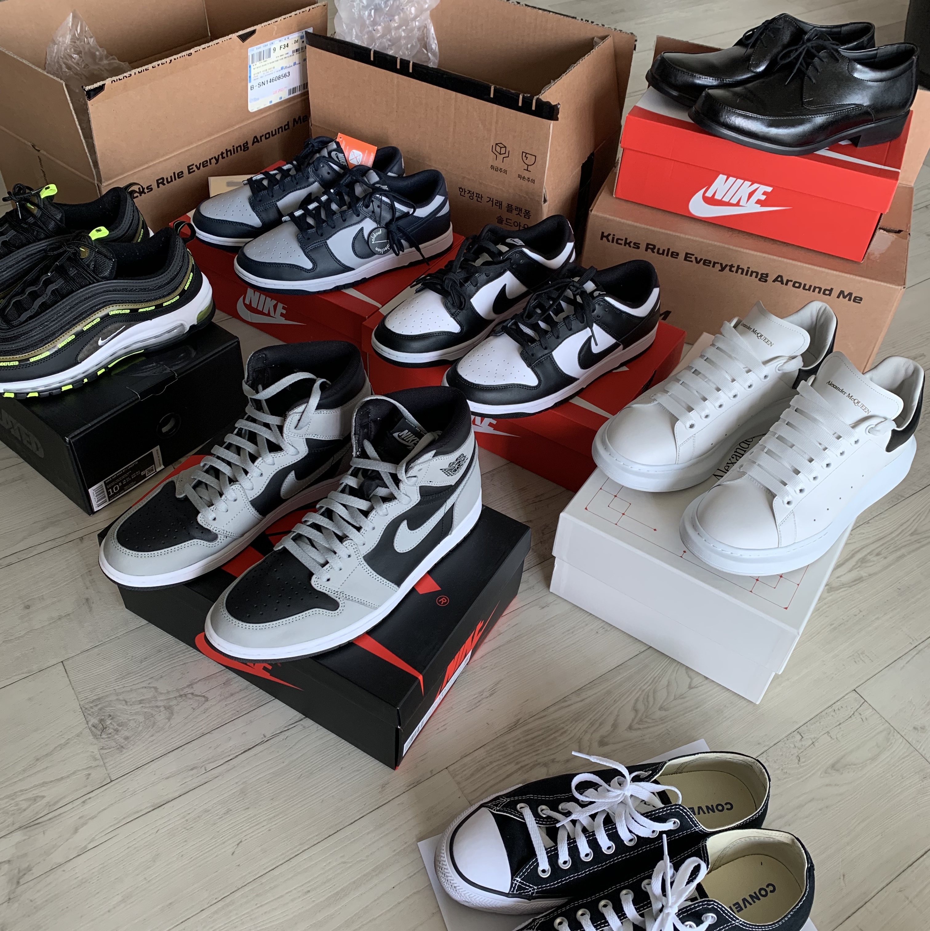 Nike Air Max 97 Black White, Alexander McQueen Oversized Sneakers White Black 착용 스타일