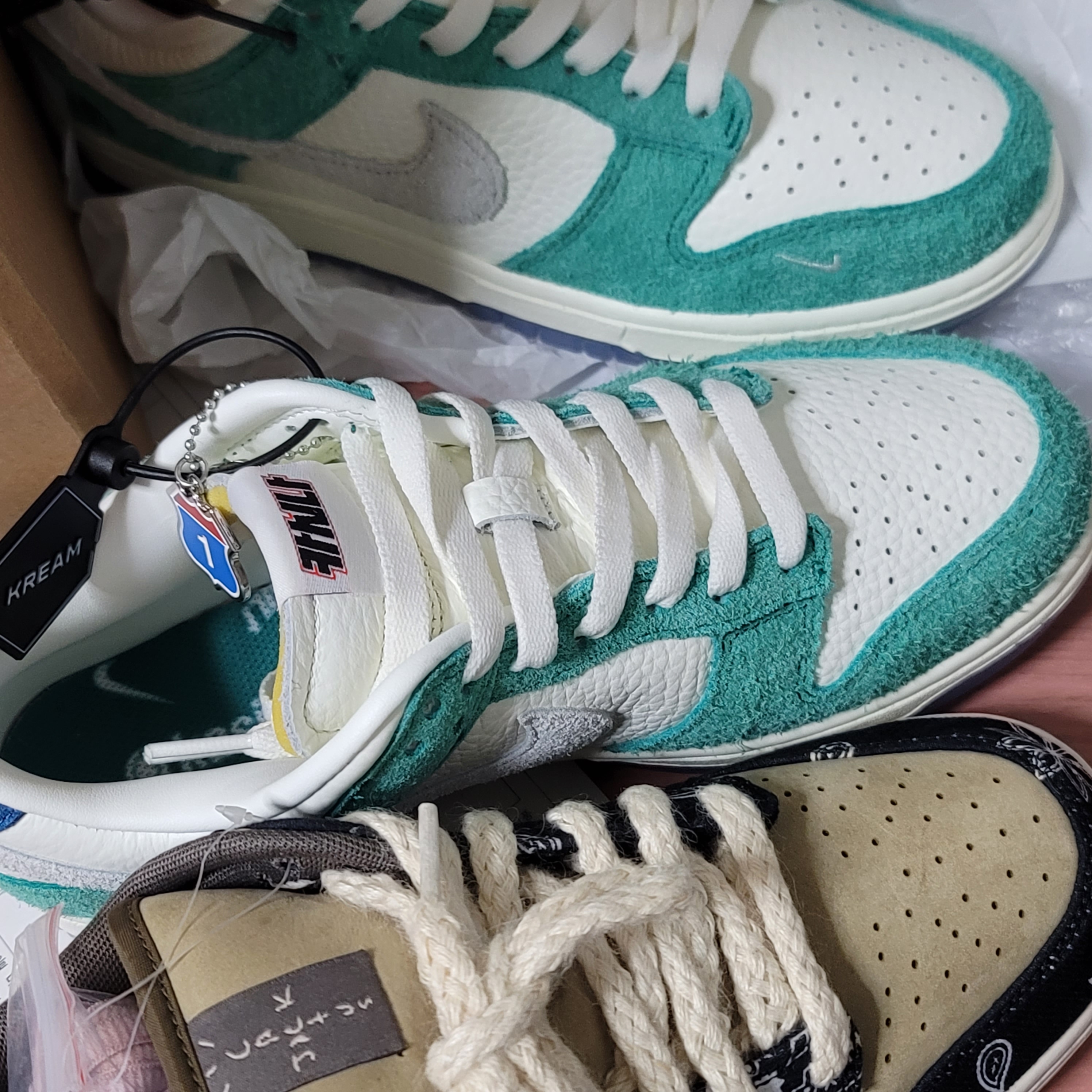 Nike x Travis Scott SB Dunk Low, Nike x Kasina Dunk Low Road Sign - Kasina Exclusive 착용 스타일 - 2