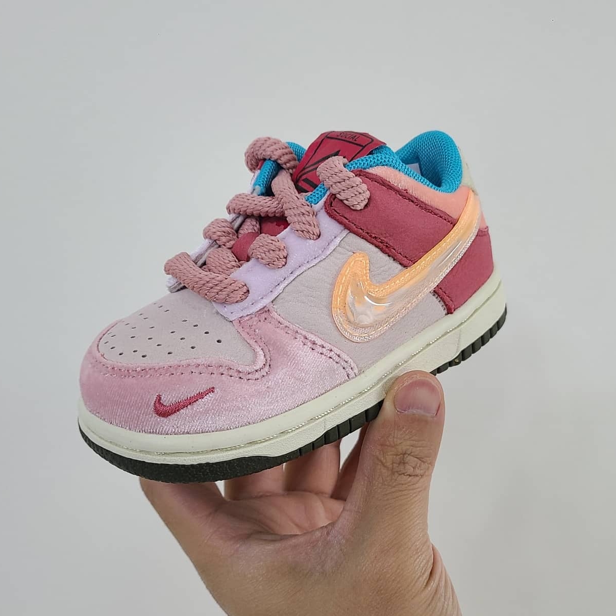 (TD) Nike x Social Status Dunk Low Free Lunch Strawberry Milk 착용 스타일 - 1