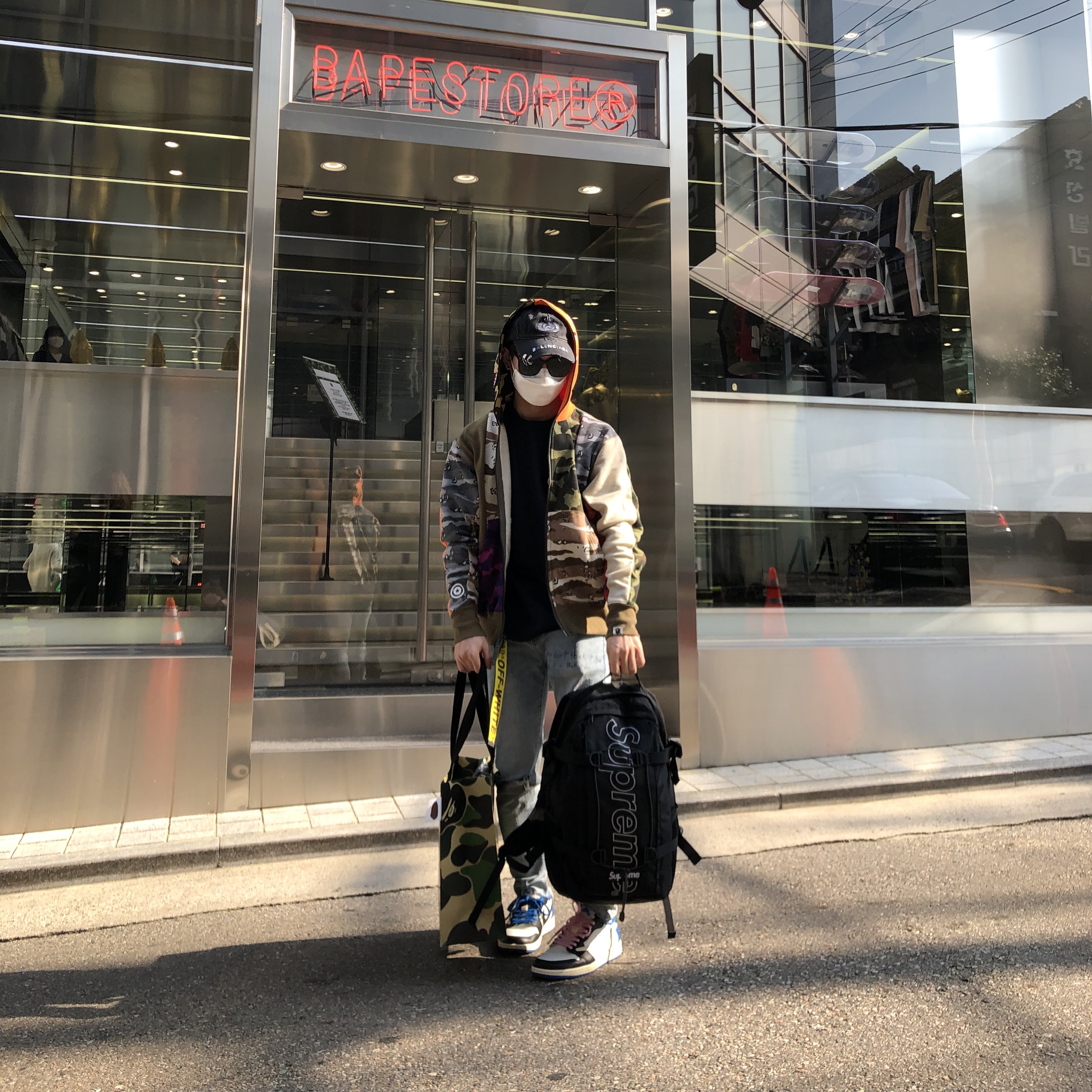 Supreme Backpack Black - 18FW, Jordan 1 x Travis Scott x Fragment Retro Low OG SP Military Blue 착용 스타일