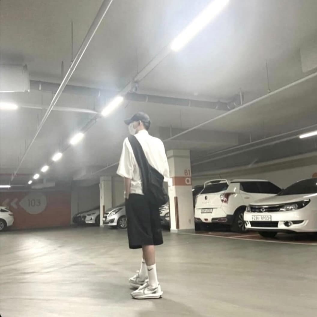 Nike x Sacai LDWaffle Summit White 착용 스타일 - 1