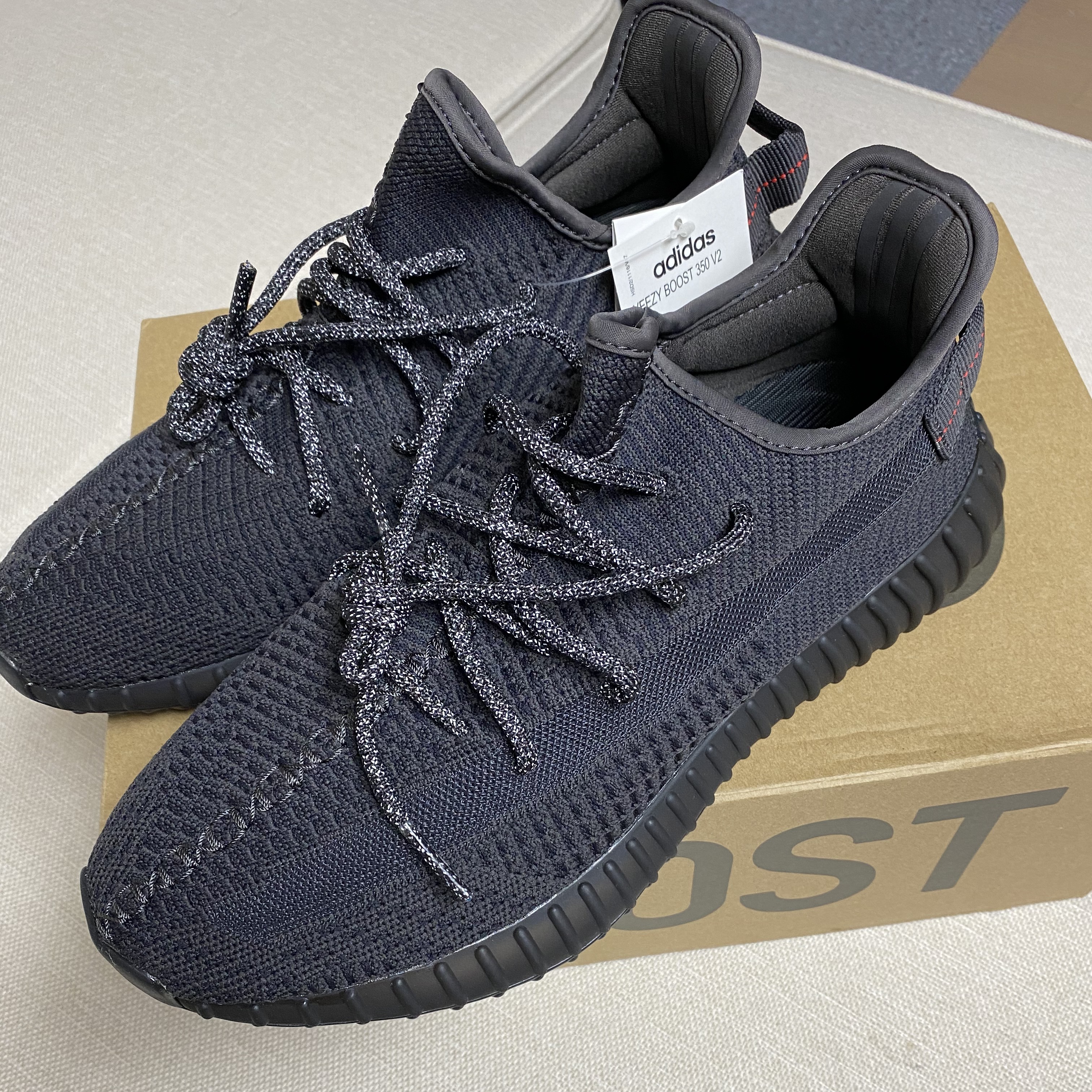 Adidas Yeezy Boost 350 V2 Black - Non-Reflective 착용 스타일
