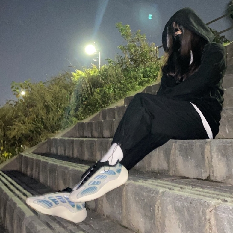 Adidas Yeezy 700 V3 Kyanite 착용 스타일