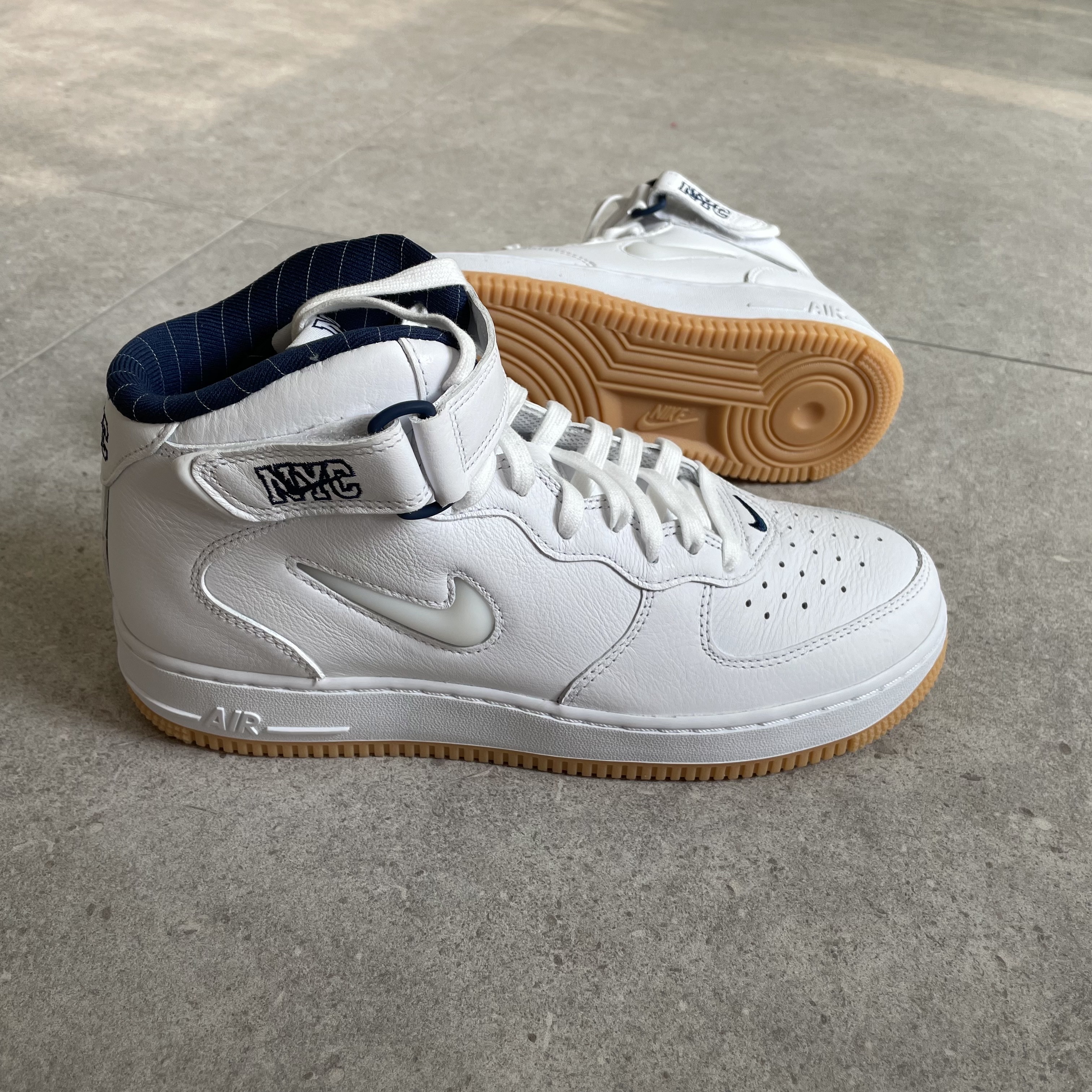 Nike Air Force 1 Mid QS NYC White Midnight Navy 착용 스타일