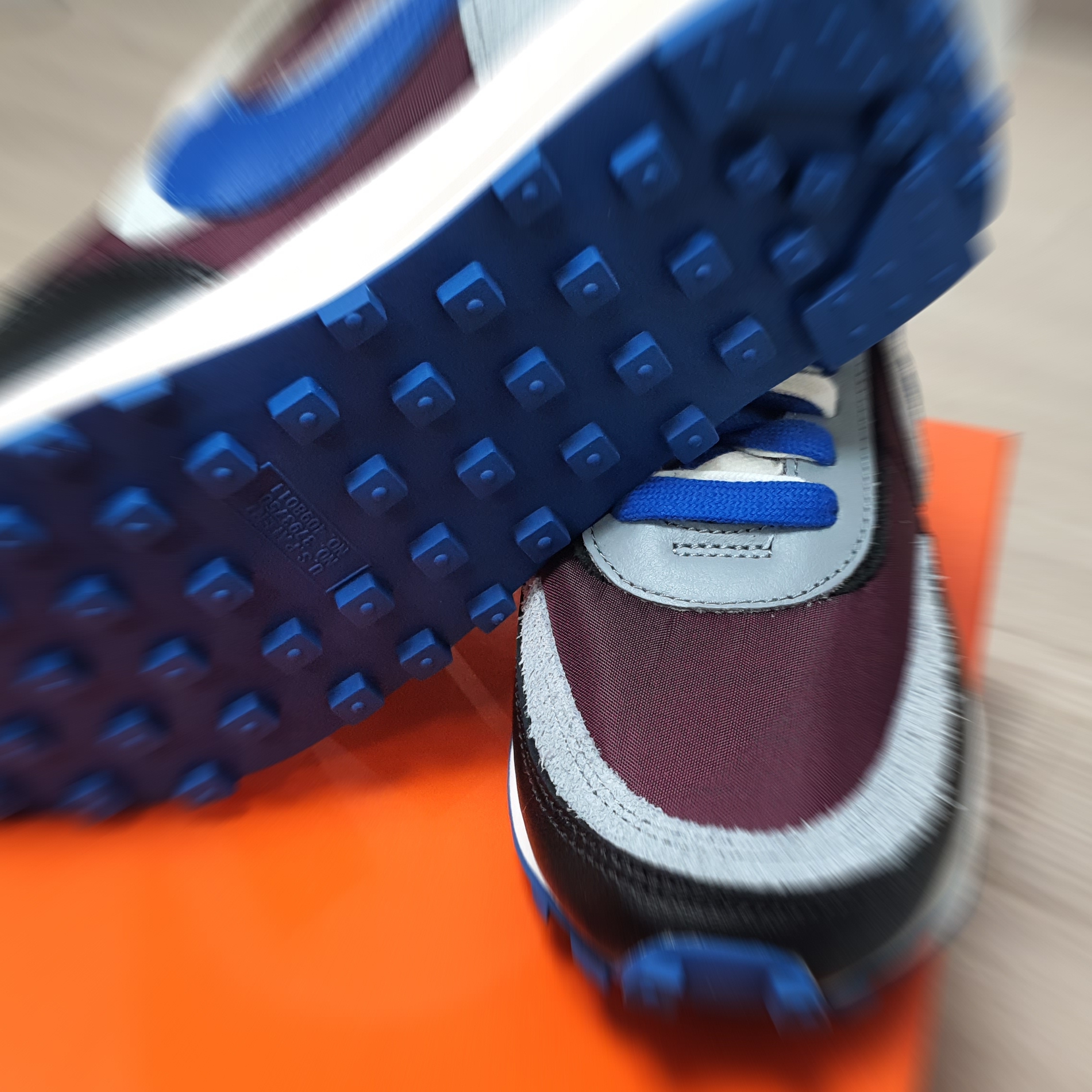 Nike x Sacai x Undercover LDWaffle Night Maroon Team Royal 착용 스타일 - 5