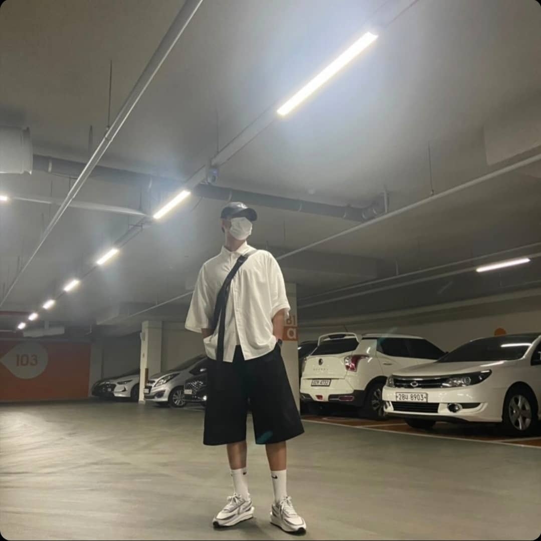 Nike x Sacai LDWaffle Summit White 착용 스타일 - 2