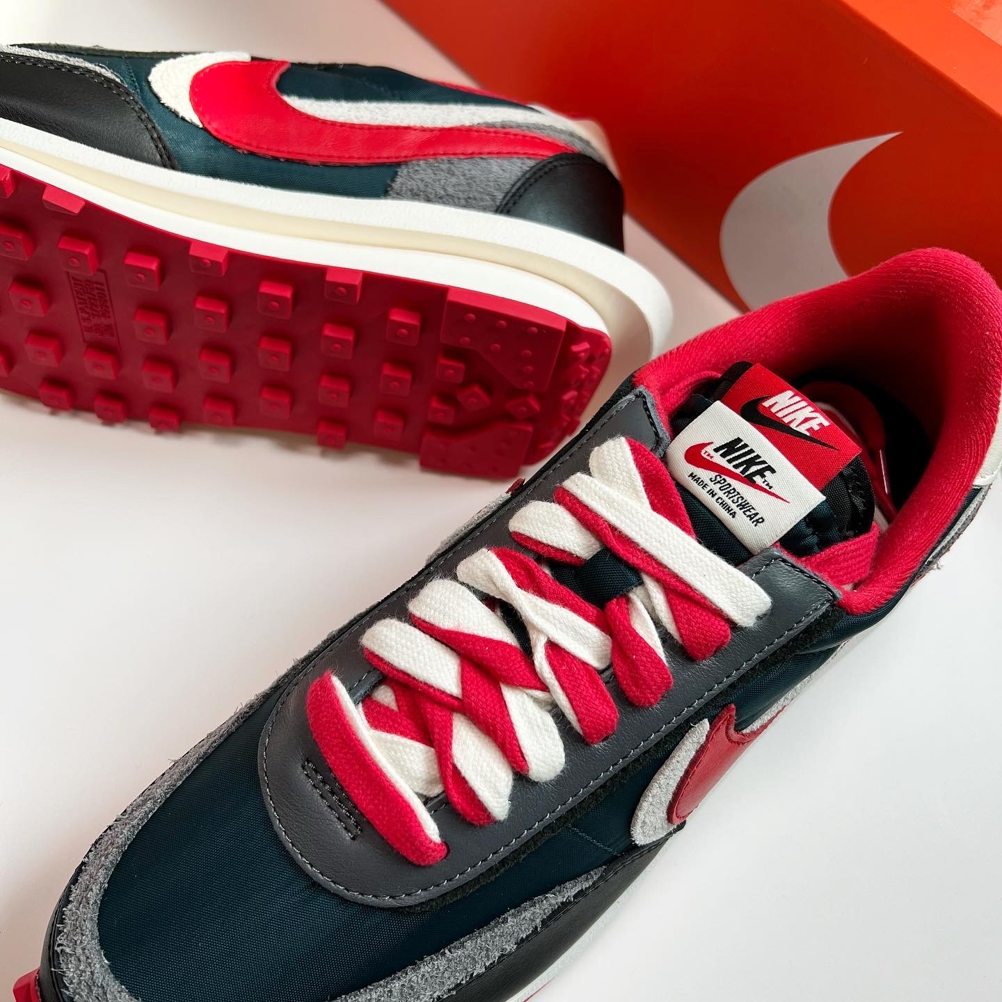 Nike x Sacai x Undercover LDWaffle Midnight Spruce University Red 착용 스타일