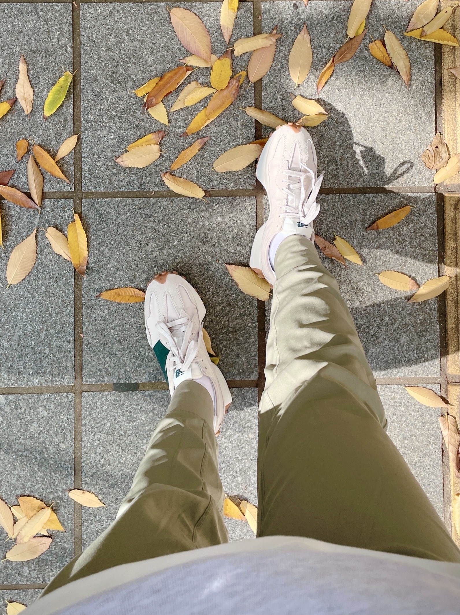 New Balance 327 Timberwolf 착용 스타일
