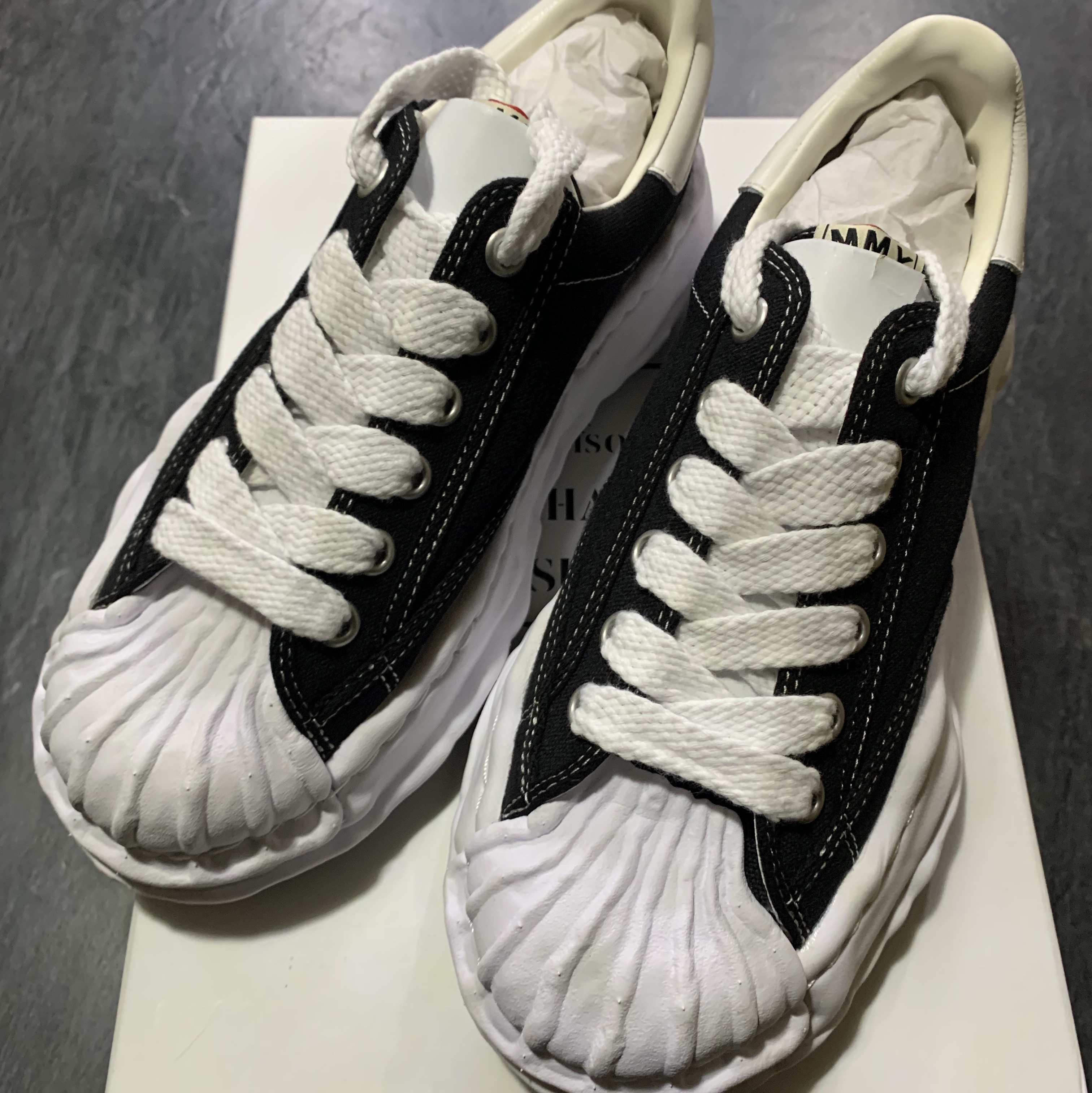 Maison Mihara Yasuhiro Blakey OG Sole Canvas Low-top Sneakers Black 착용 스타일 - 2