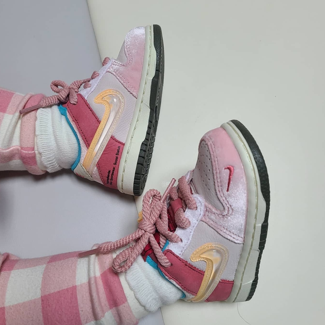 (TD) Nike x Social Status Dunk Low Free Lunch Strawberry Milk 착용 스타일 - 3