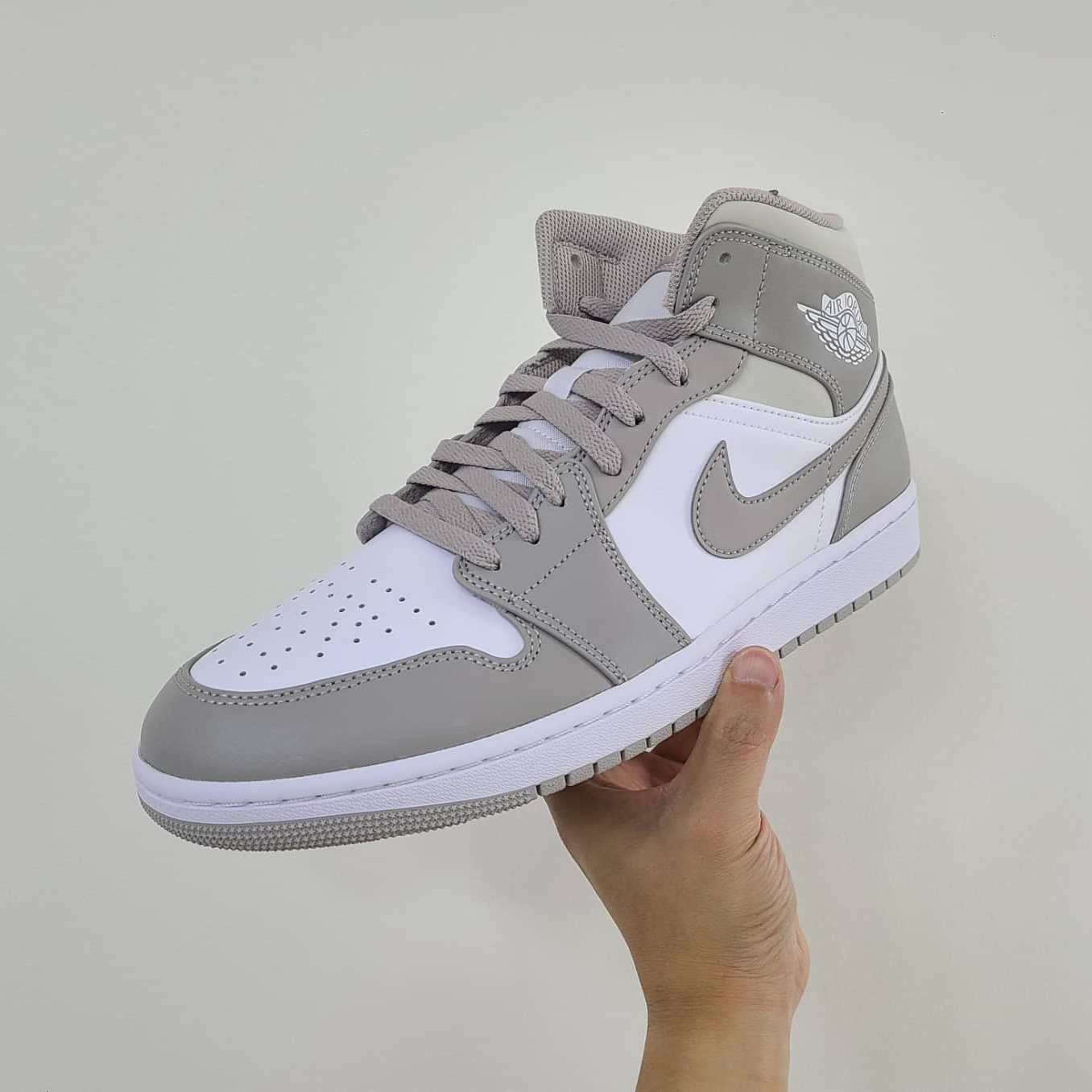 Jordan 1 Mid College Grey 착용 스타일 - 1