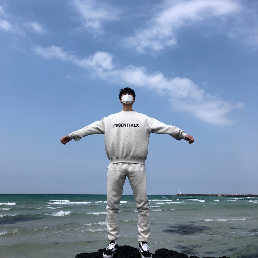 Essentials Sweatpants Heather Oatmeal - 20FW, Essentials 3D Silicon Applique Crewneck Heather Oatmeal/Dark Heather Oatmeal - 20FW 착용 스타일