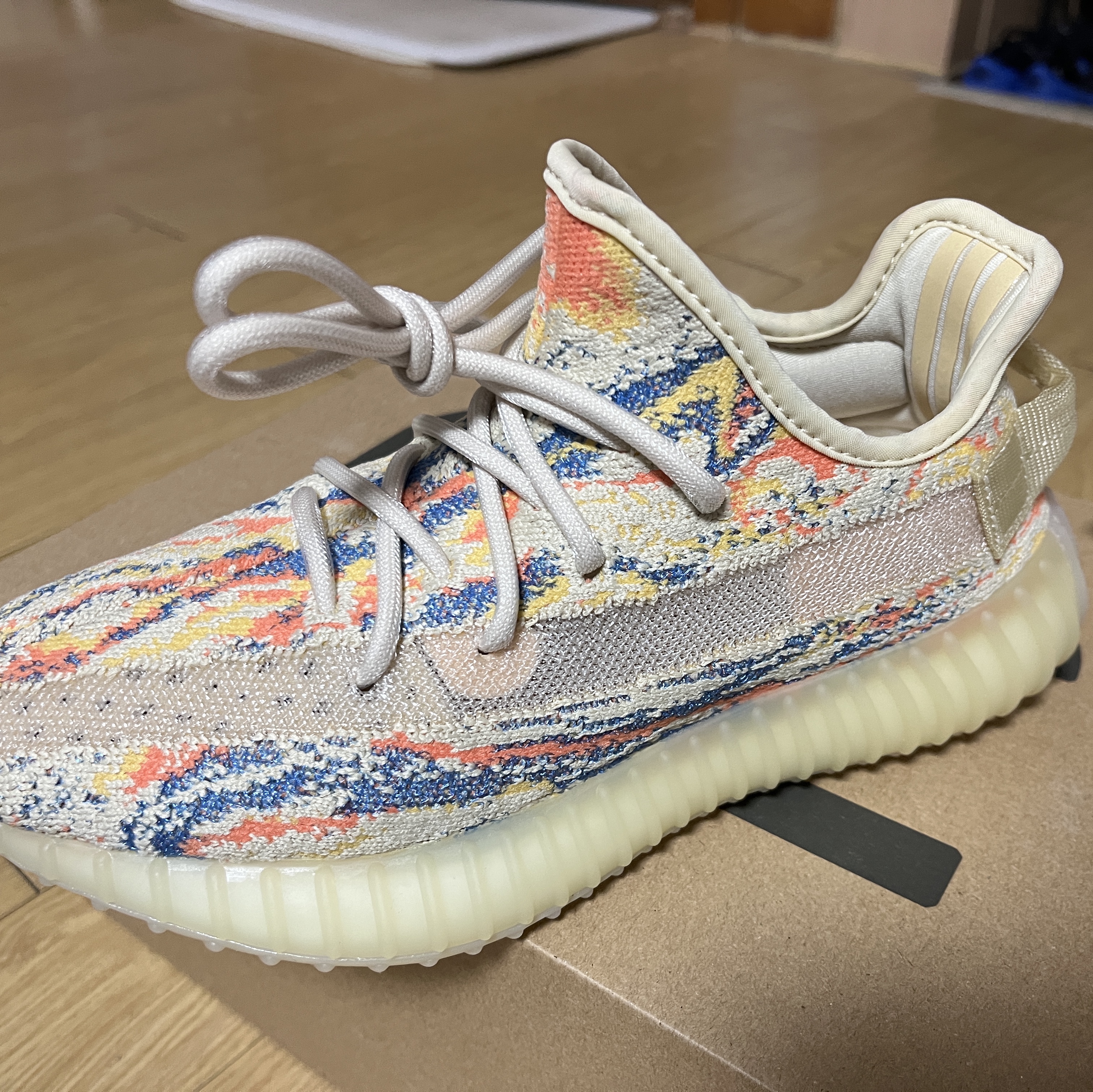 Adidas Yeezy Boost 350 V2 MX Oat 착용 스타일 - 1