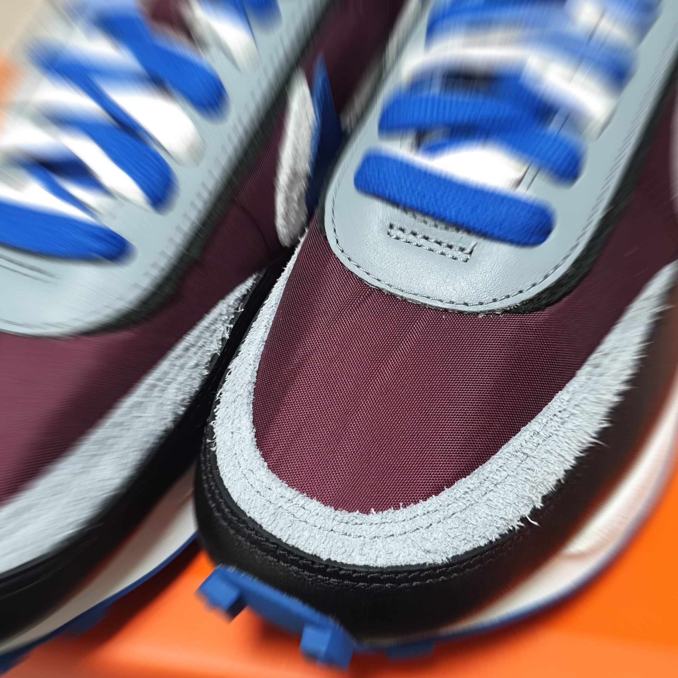 Nike x Sacai x Undercover LDWaffle Night Maroon Team Royal 착용 스타일 - 1
