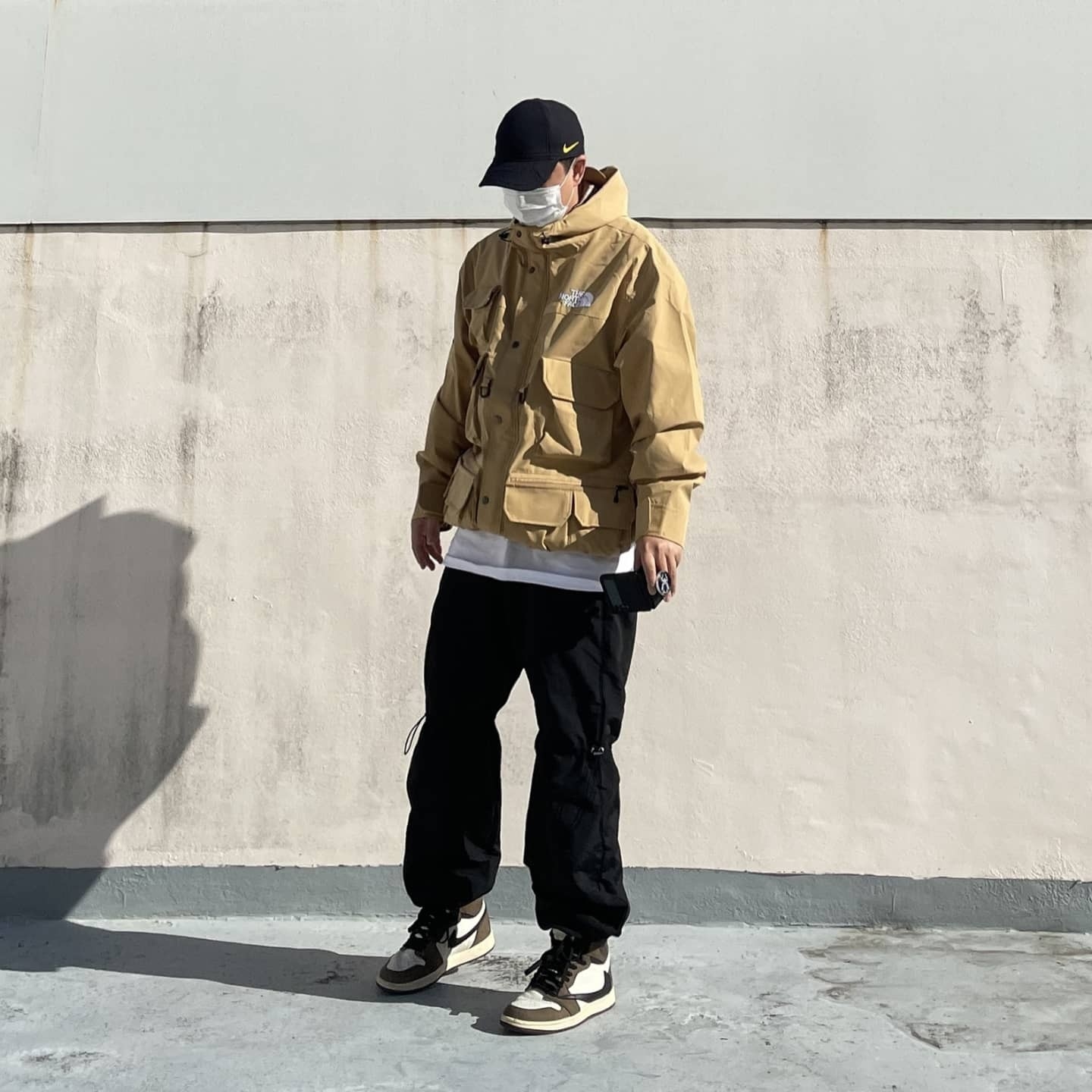 Jordan 1 x Travis Scott Retro High OG SP Mocha, Nike x Drake Nocta Essential Cap Black 착용 스타일 - 3