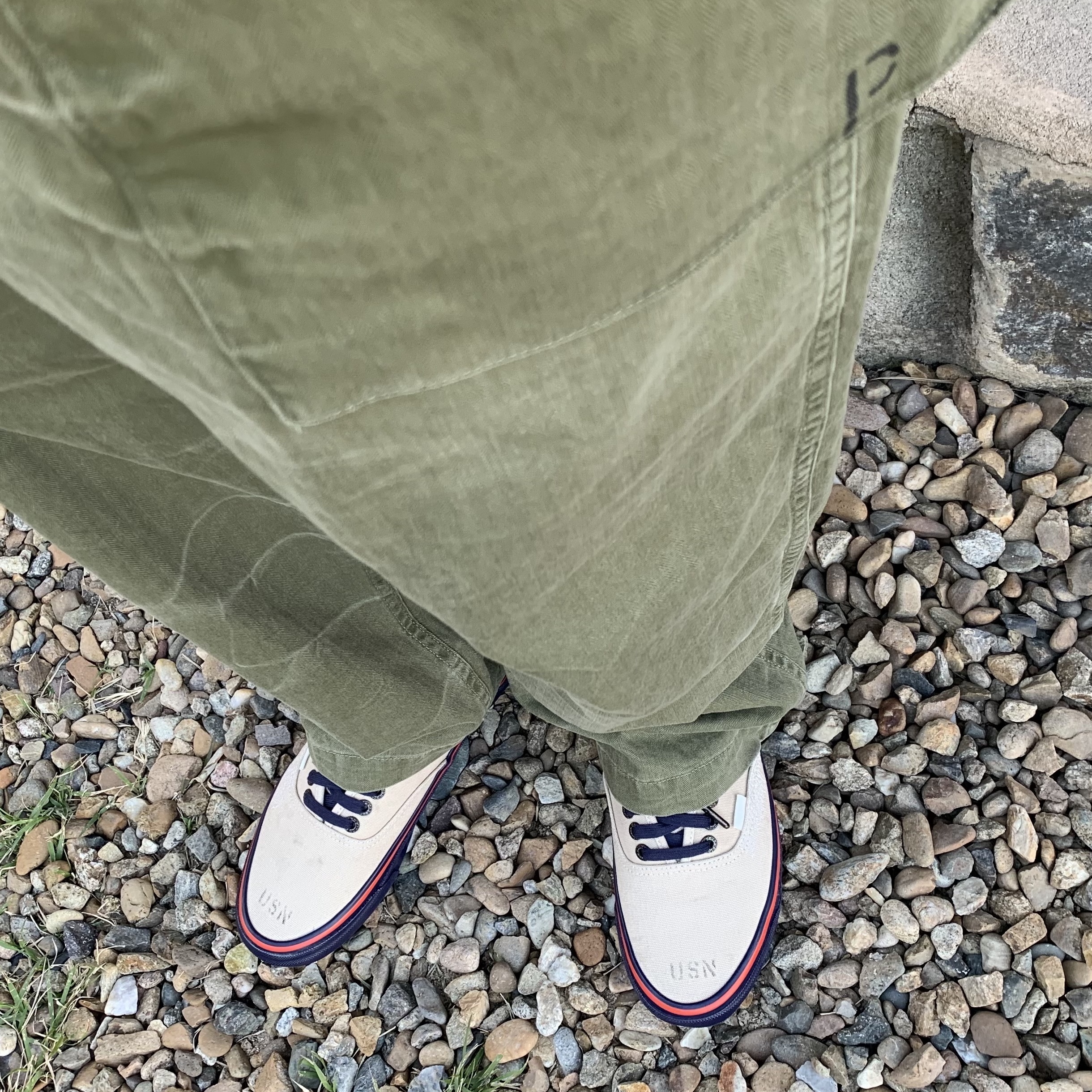 Vans Vault x Nigel Cabourn OG Authentic LX Worn White Navy 착용 스타일 - 4