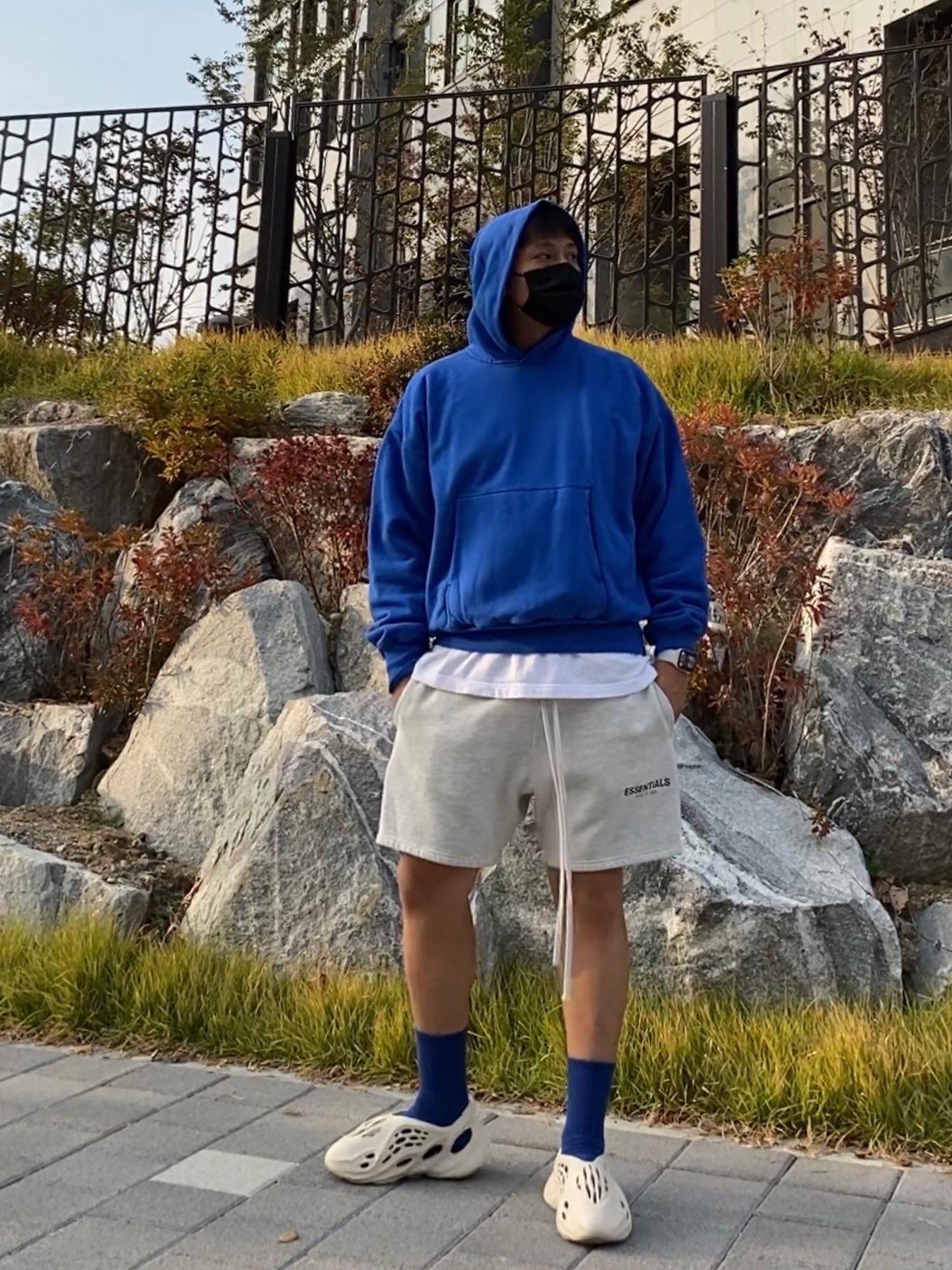 Yeezy Gap Hoodie Blue, Adidas Yeezy Foam RNNR Sand 착용 스타일 - 2