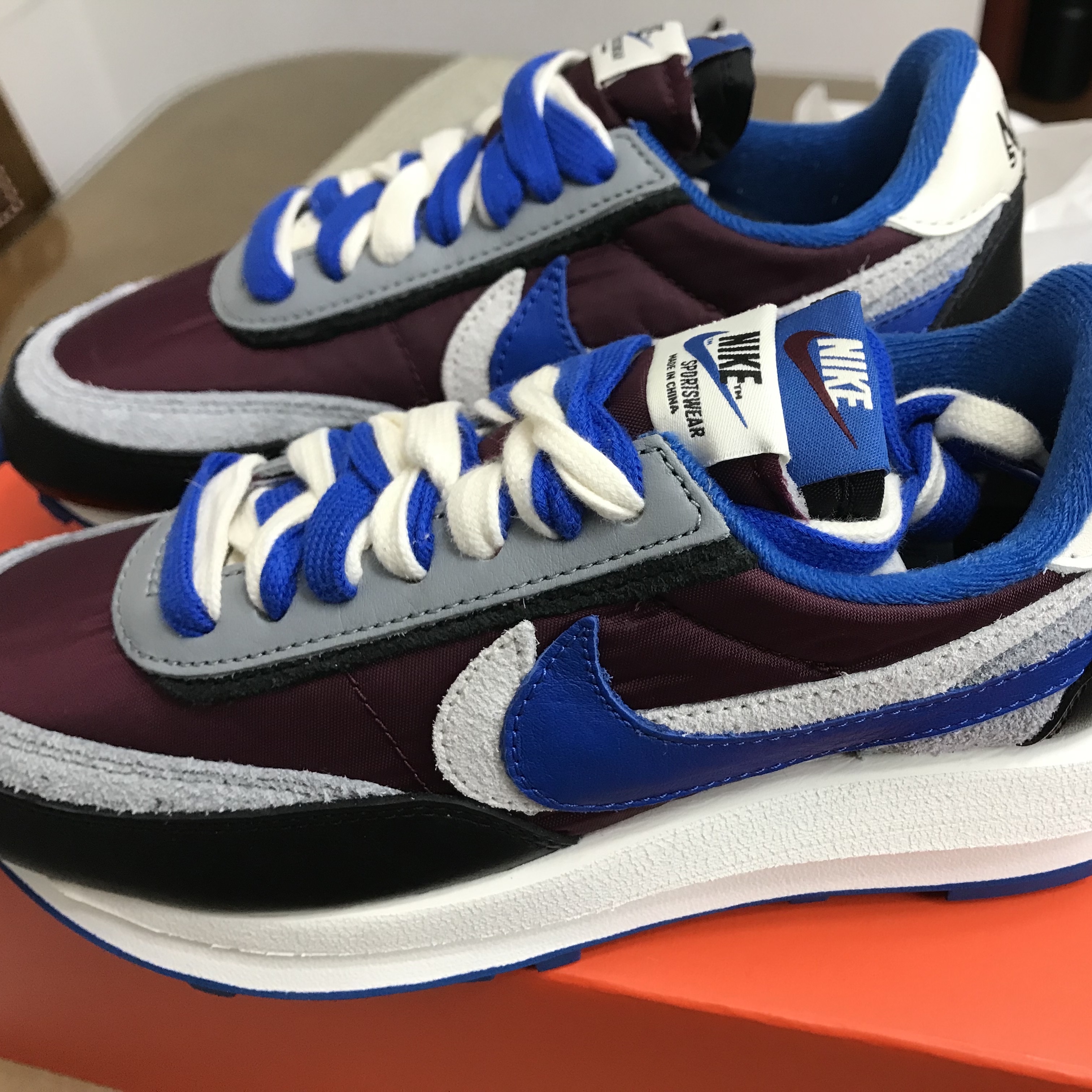 Nike x Sacai x Undercover LDWaffle Night Maroon Team Royal 착용 스타일 - 4