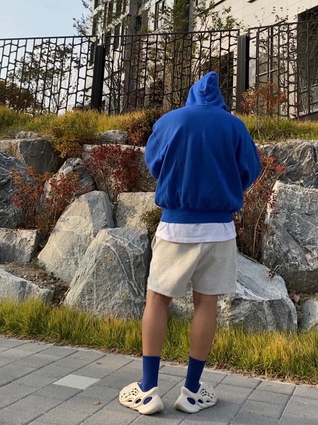 Yeezy Gap Hoodie Blue, Adidas Yeezy Foam RNNR Sand 착용 스타일 - 1